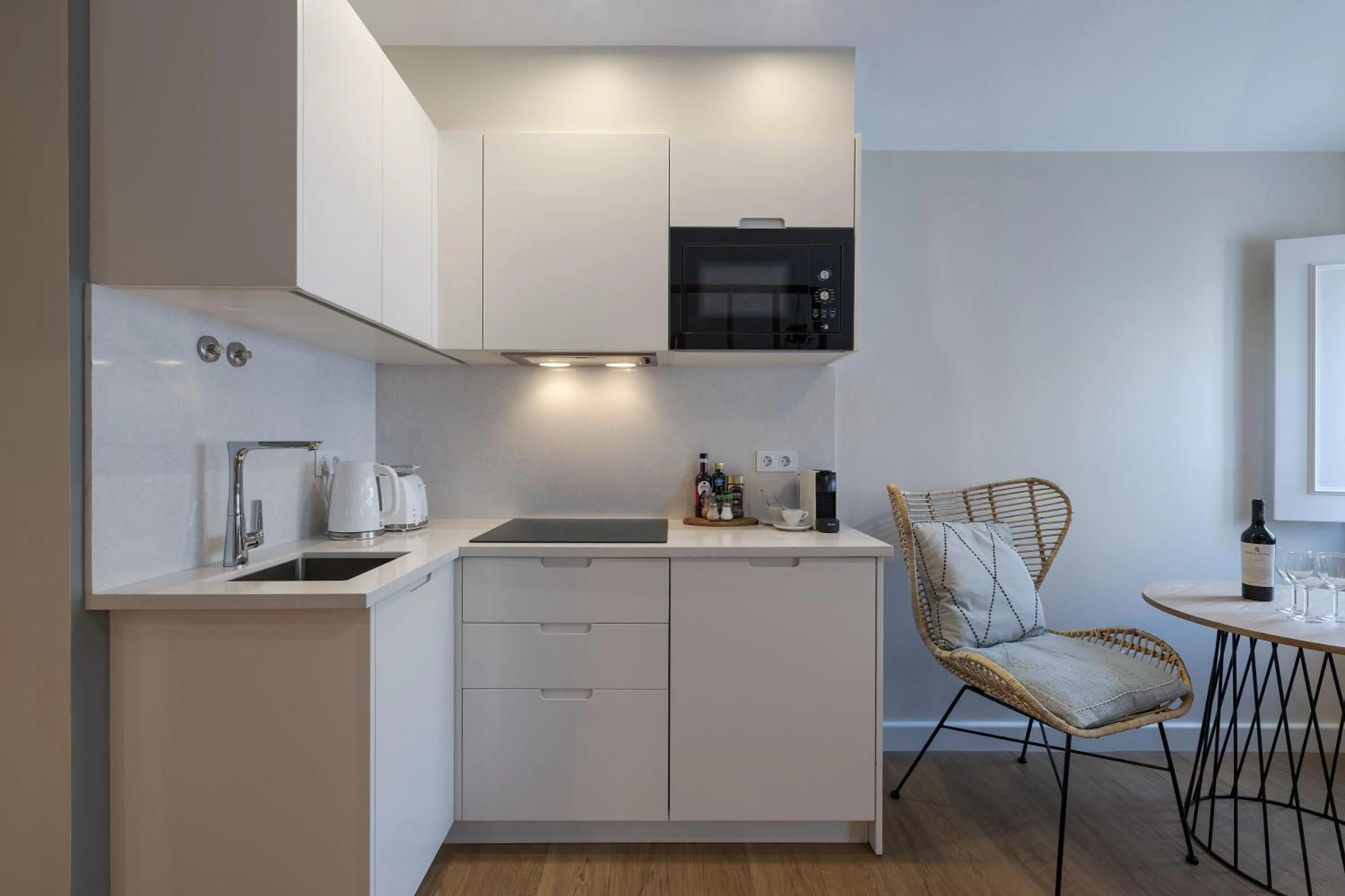 Coffee/tea facilities in Peixeira Studios and Apartments
