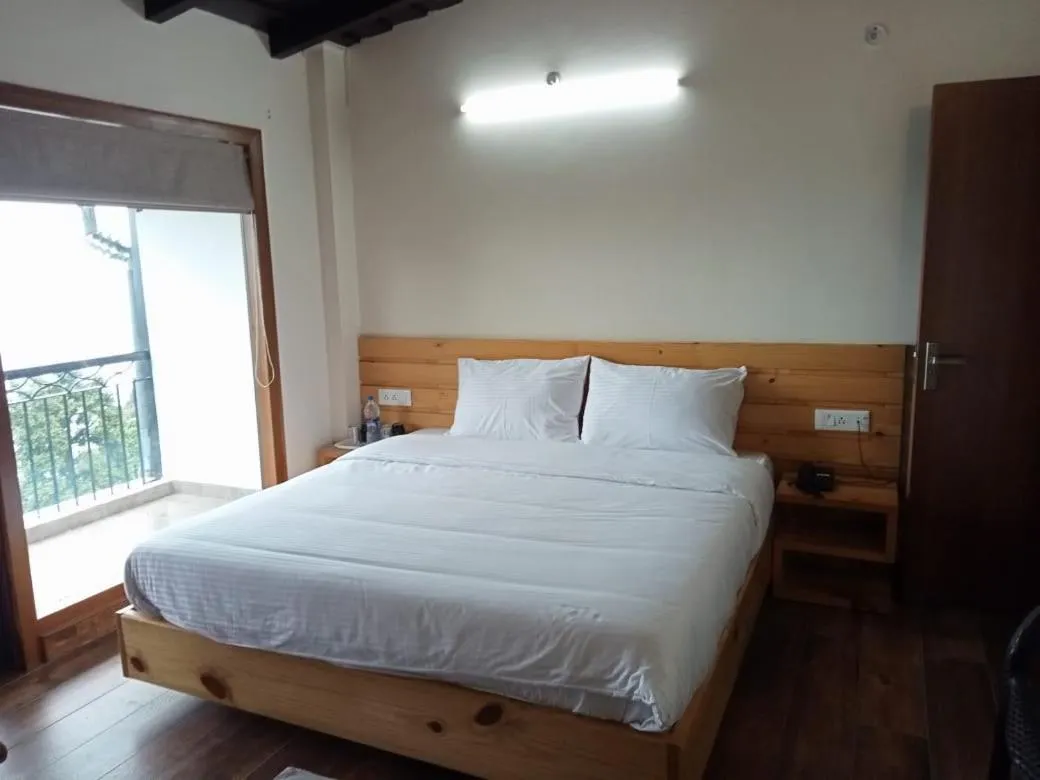 Bed in The Kumaon Retreat