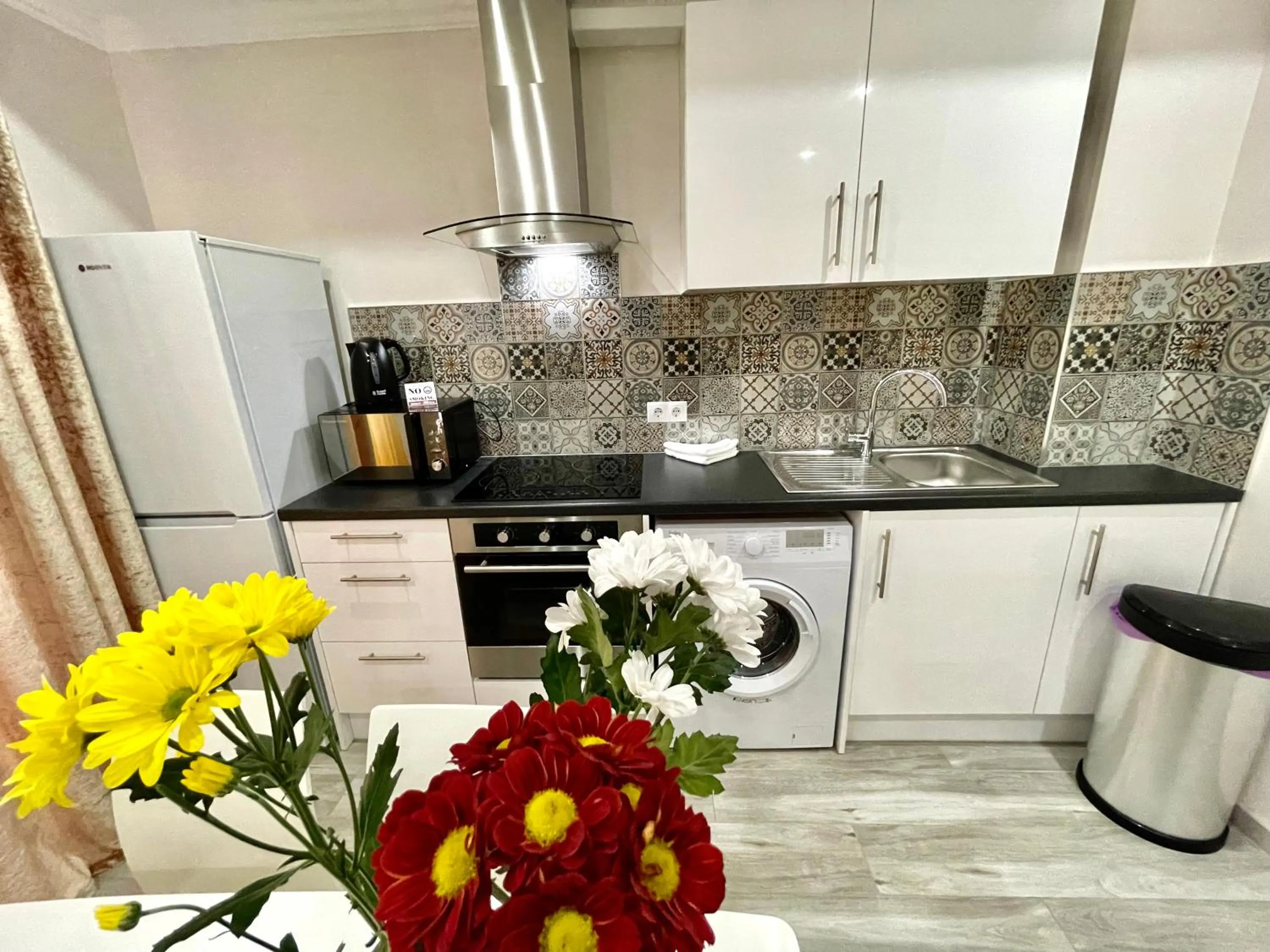 Kitchen or kitchenette in Premier City Apart Hotel Chisinau