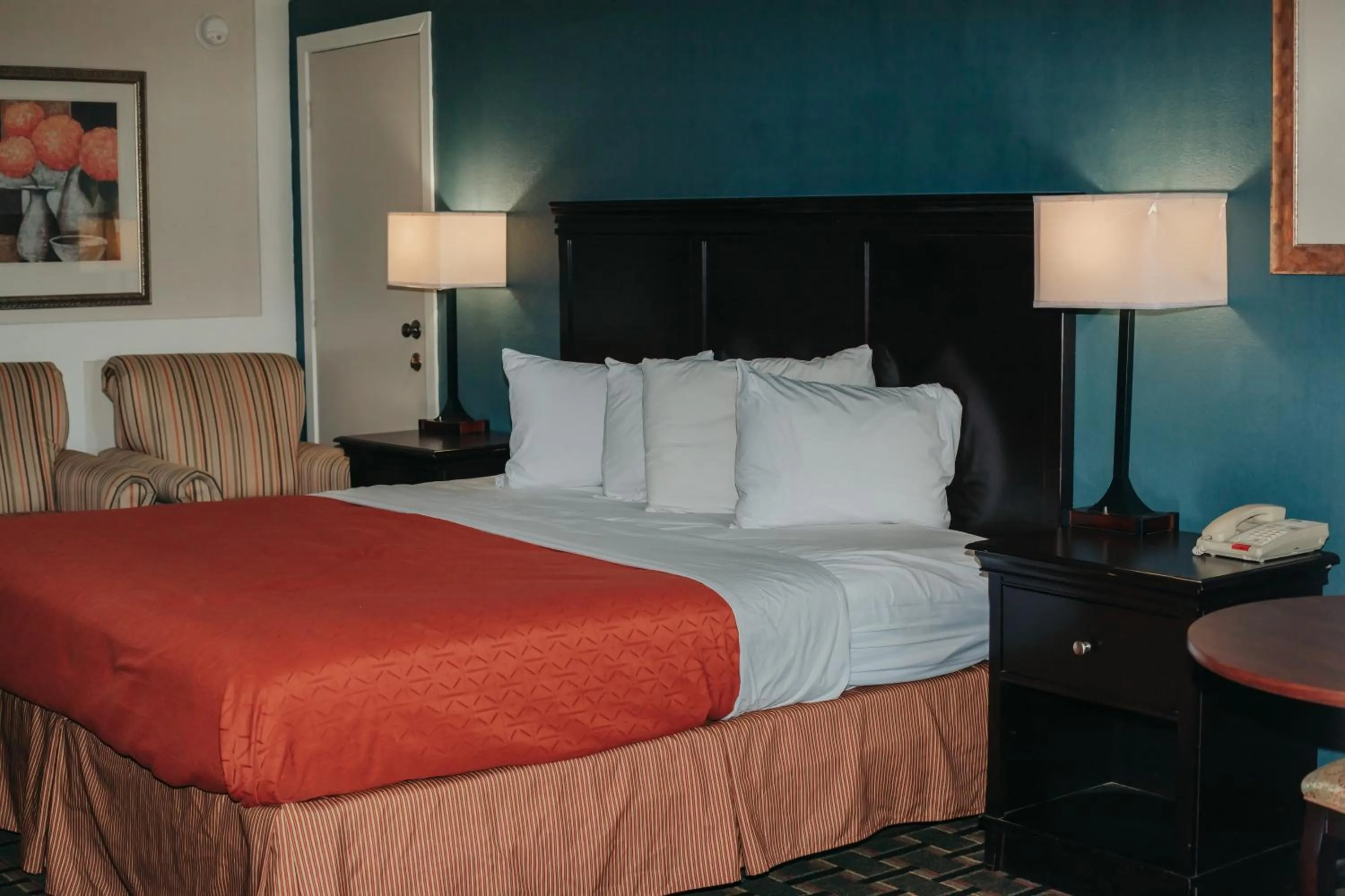 Bed in Victorian Inn & Suites