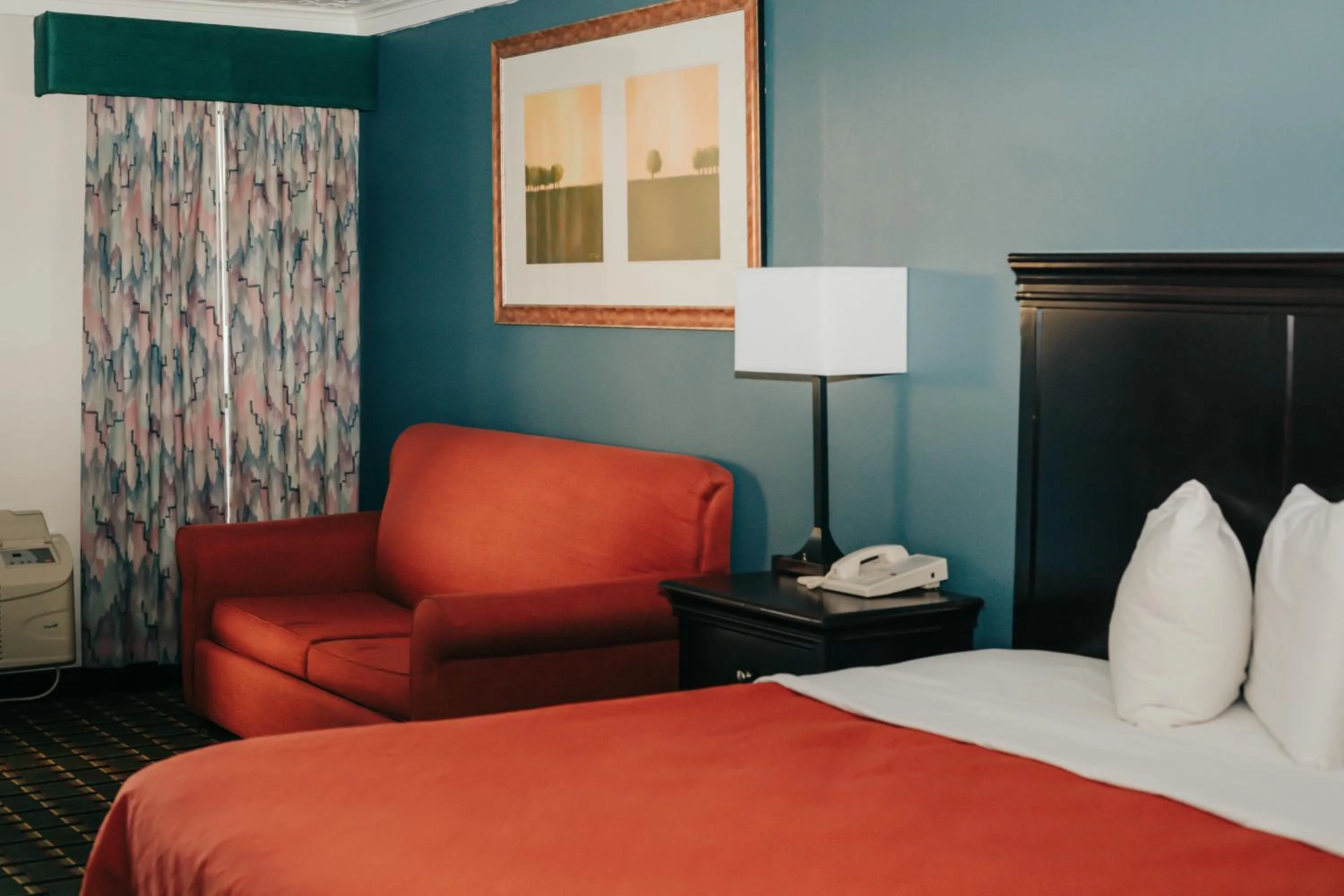 Bedroom, Bed in Victorian Inn & Suites