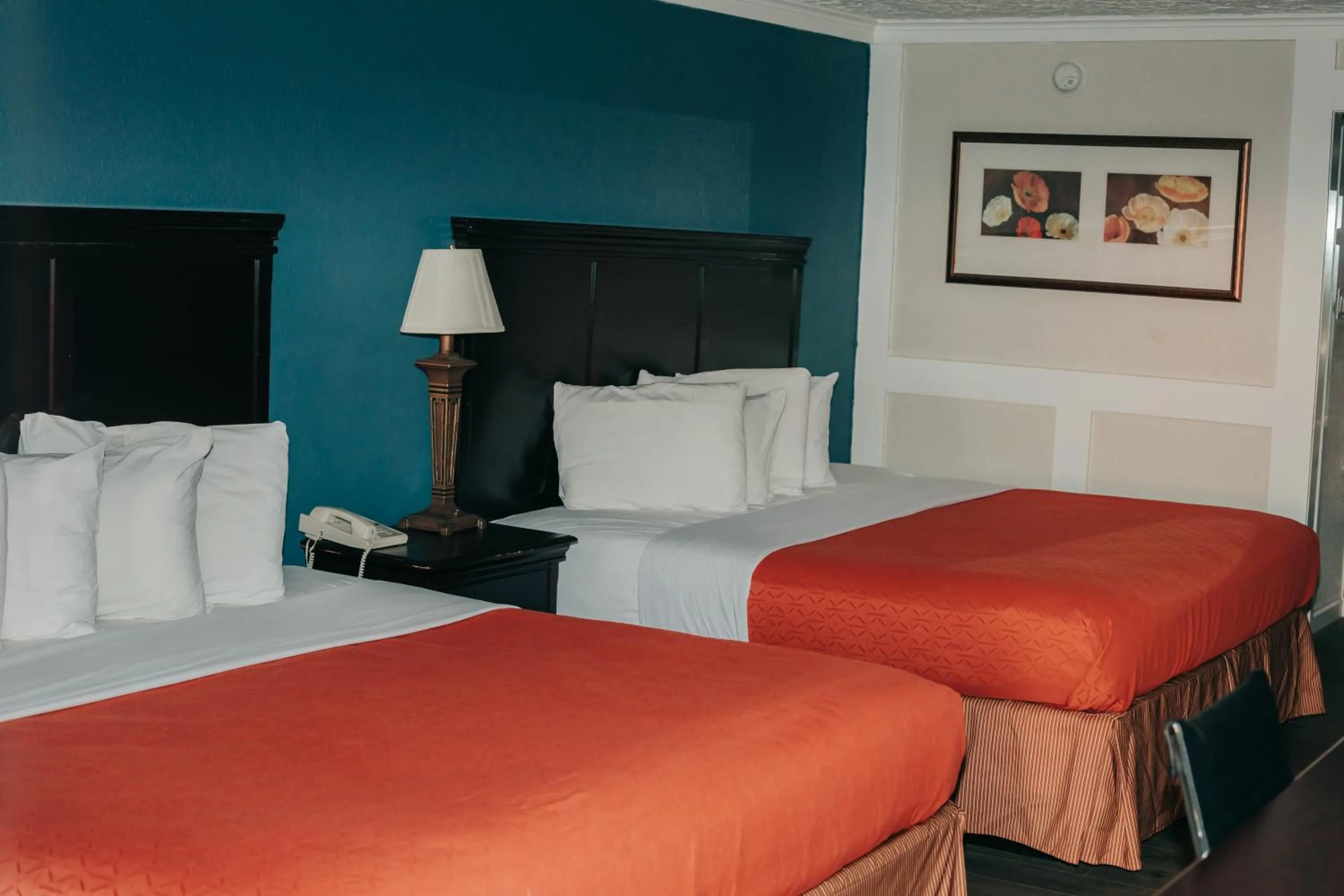 Bedroom, Bed in Victorian Inn & Suites