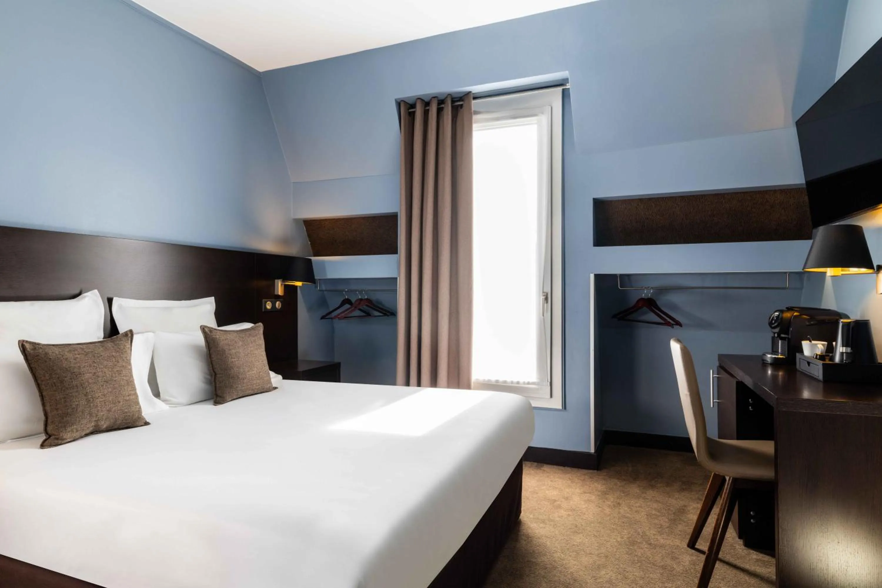 Photo of the whole room, Bed in Hôtel Sophie Germain