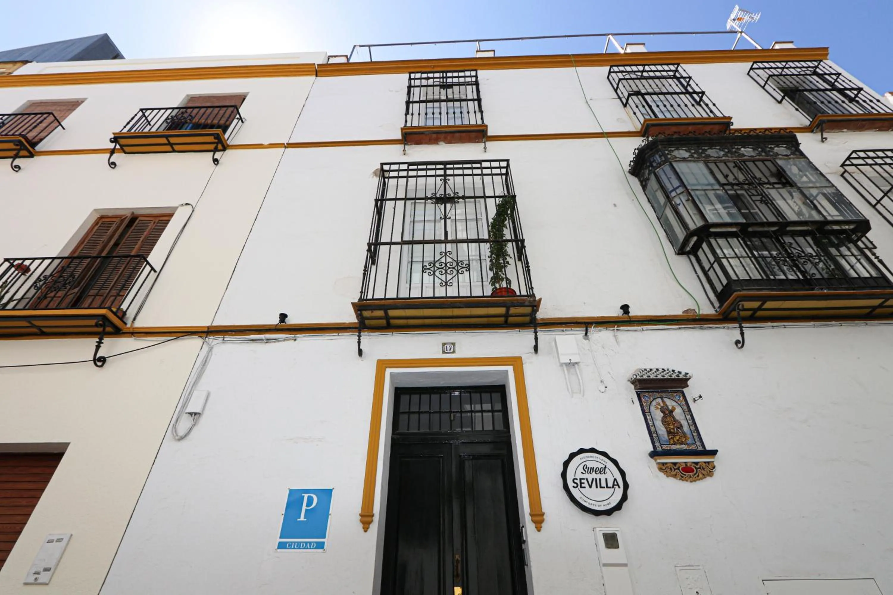 Facade/entrance in Sweet Sevilla Hostel