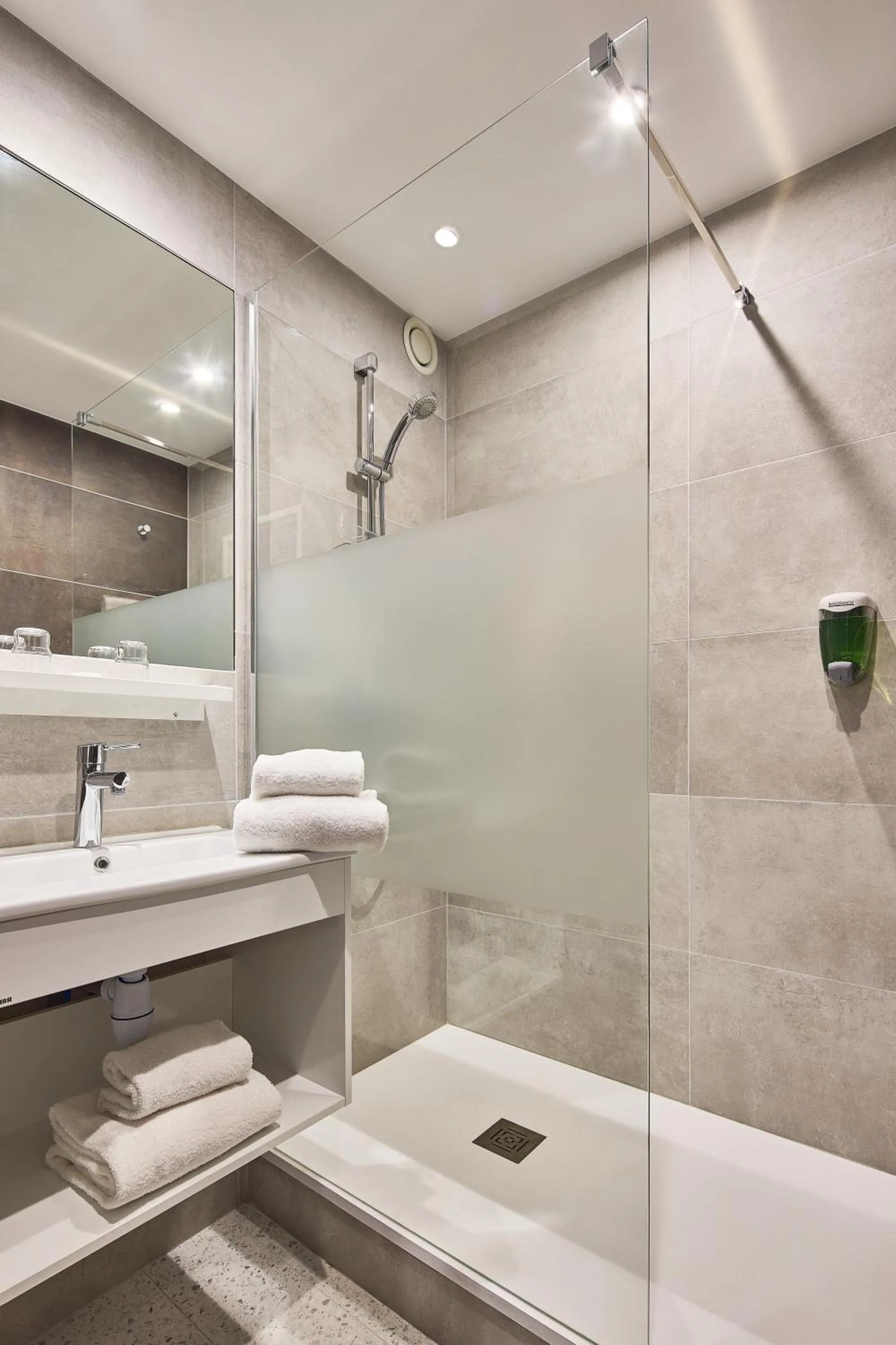 Bedroom in Hôtel Saint Laurent