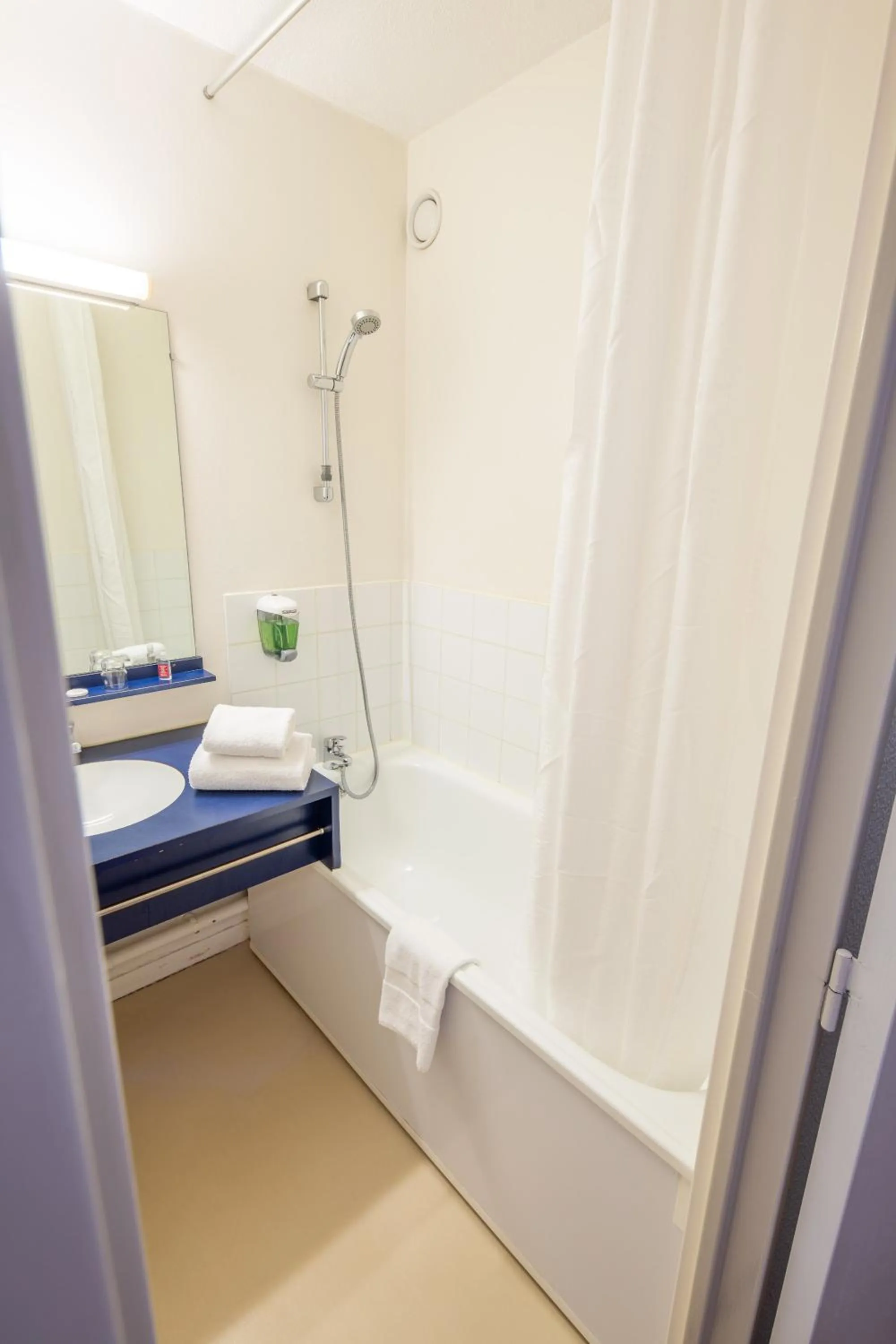 Bathroom, Bed in Hôtel Saint Laurent