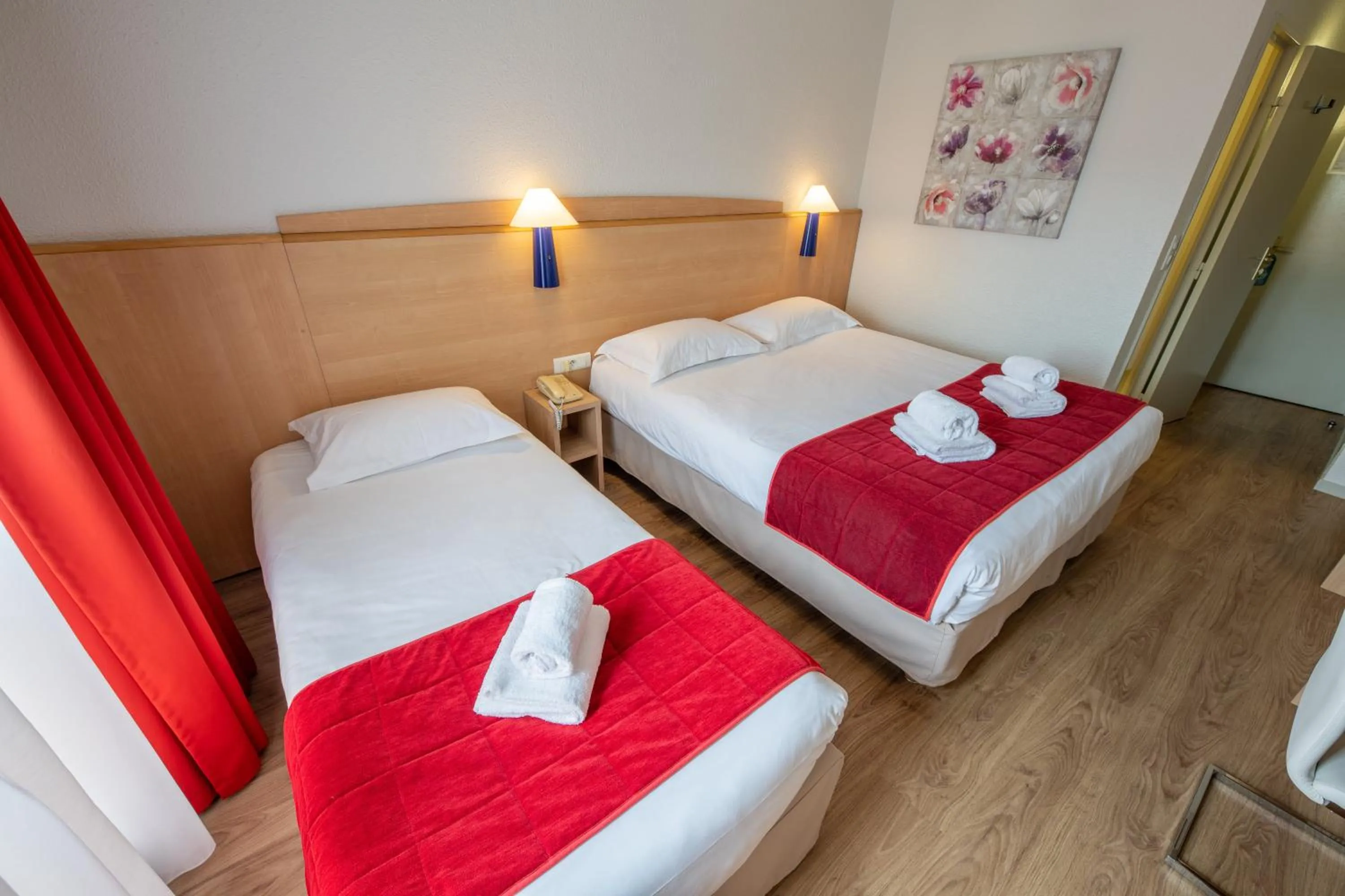 Bedroom, Bed in Hôtel Saint Laurent