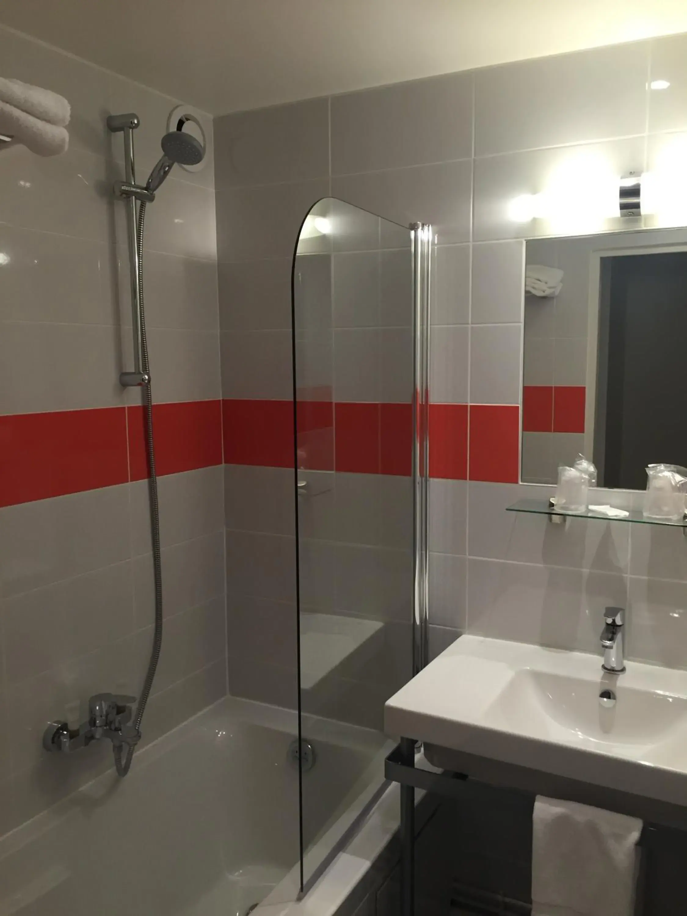 Bathroom in Hôtel Saint Laurent Bathroom in Hôtel Saint Laurent