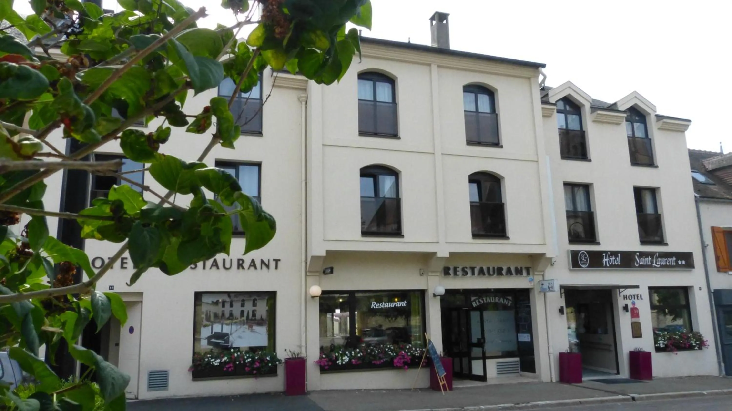 Facade/entrance in Hôtel Saint Laurent