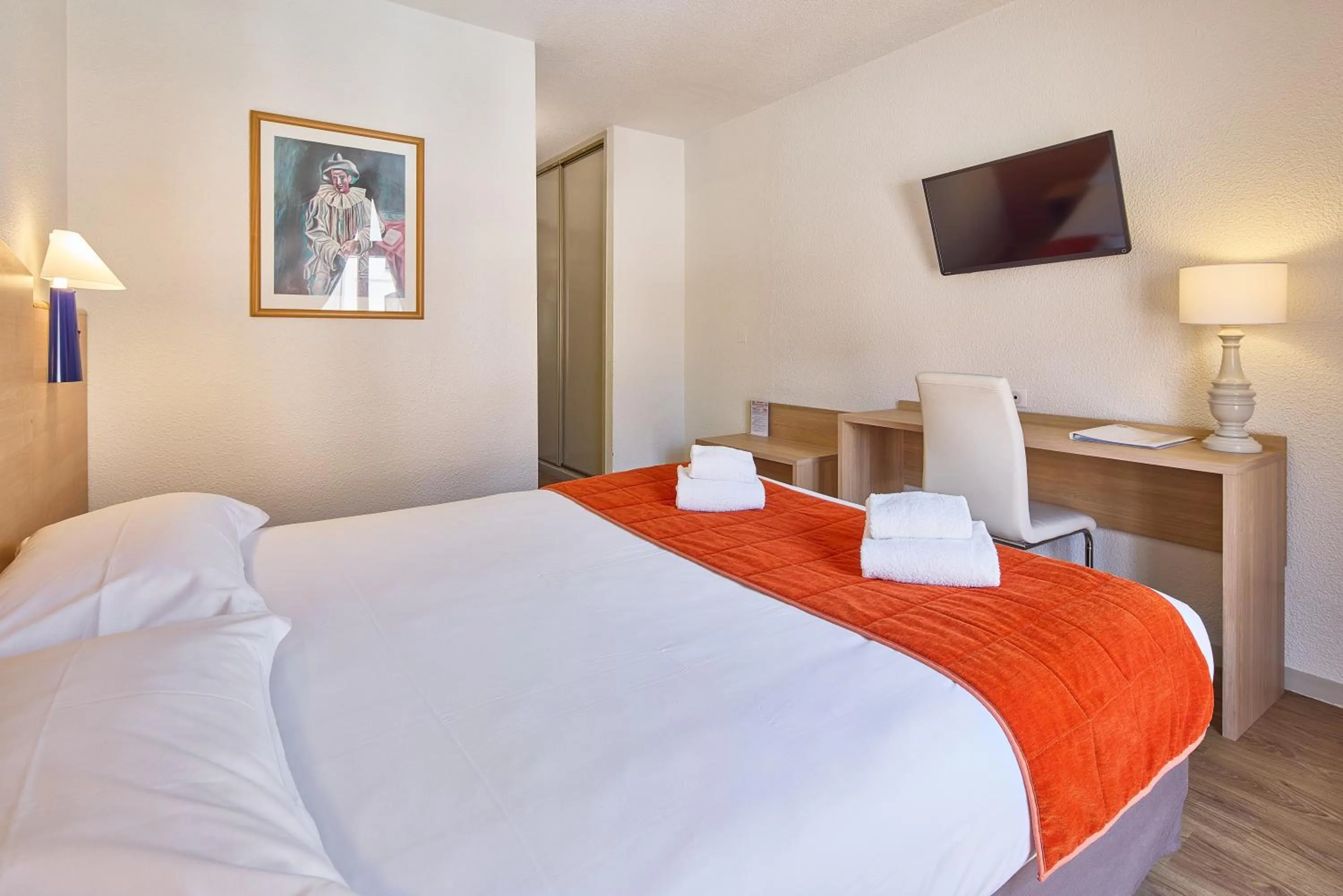 Bedroom, Bed in Hôtel Saint Laurent