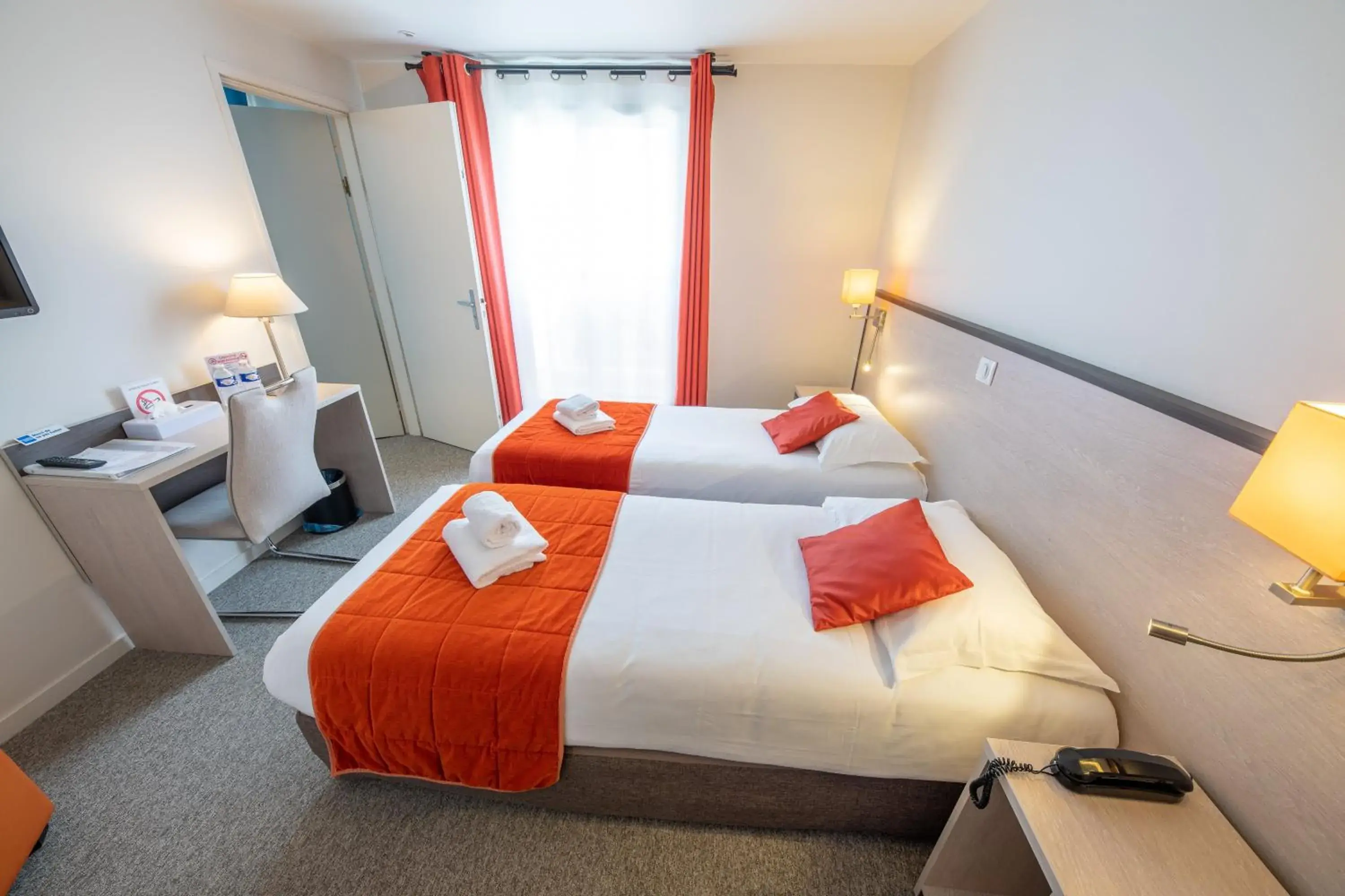 Two Connecting Double Rooms in Hôtel Saint Laurent Two Connecting Double Rooms in Hôtel Saint Laurent