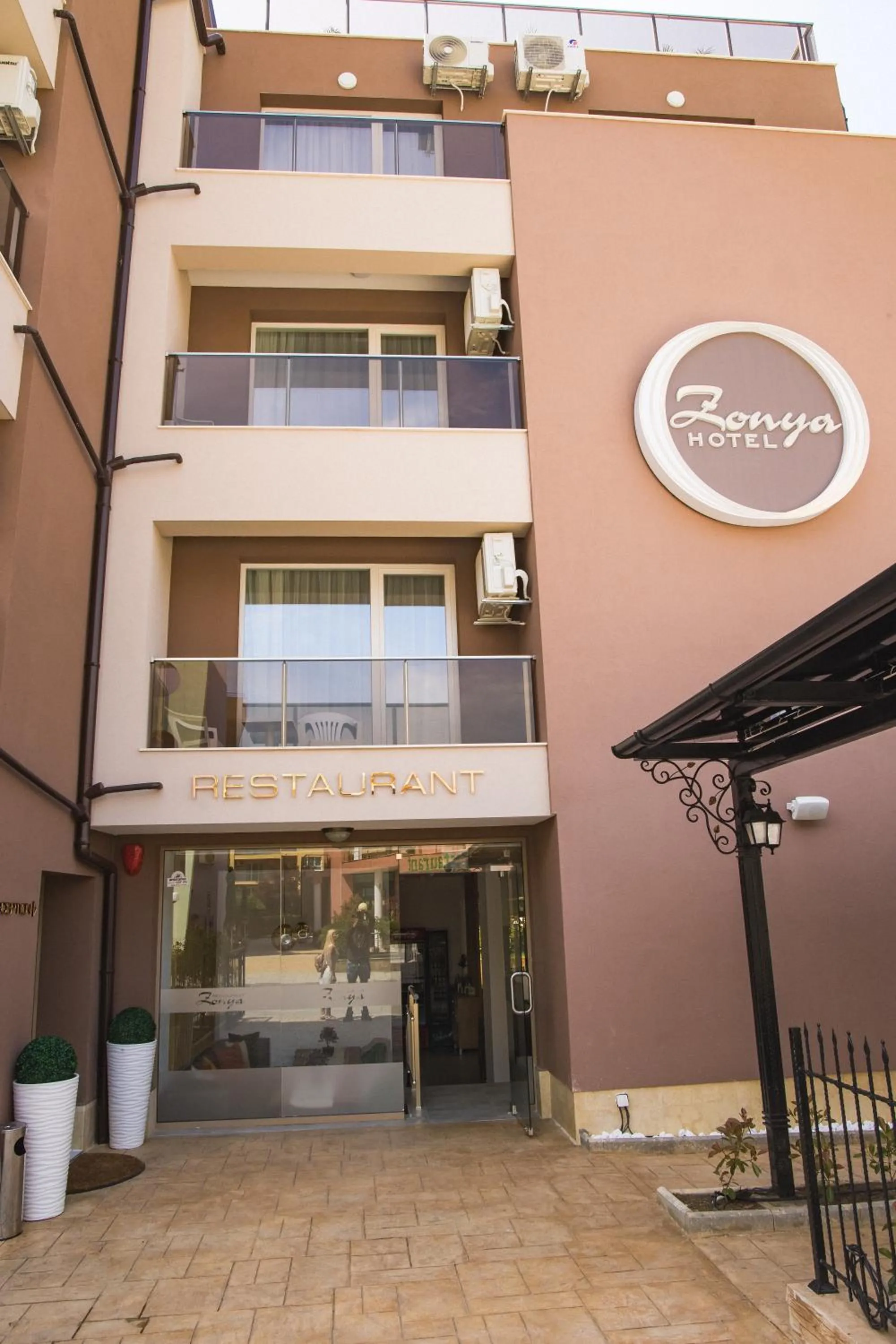 Property building in Hotel Zonya