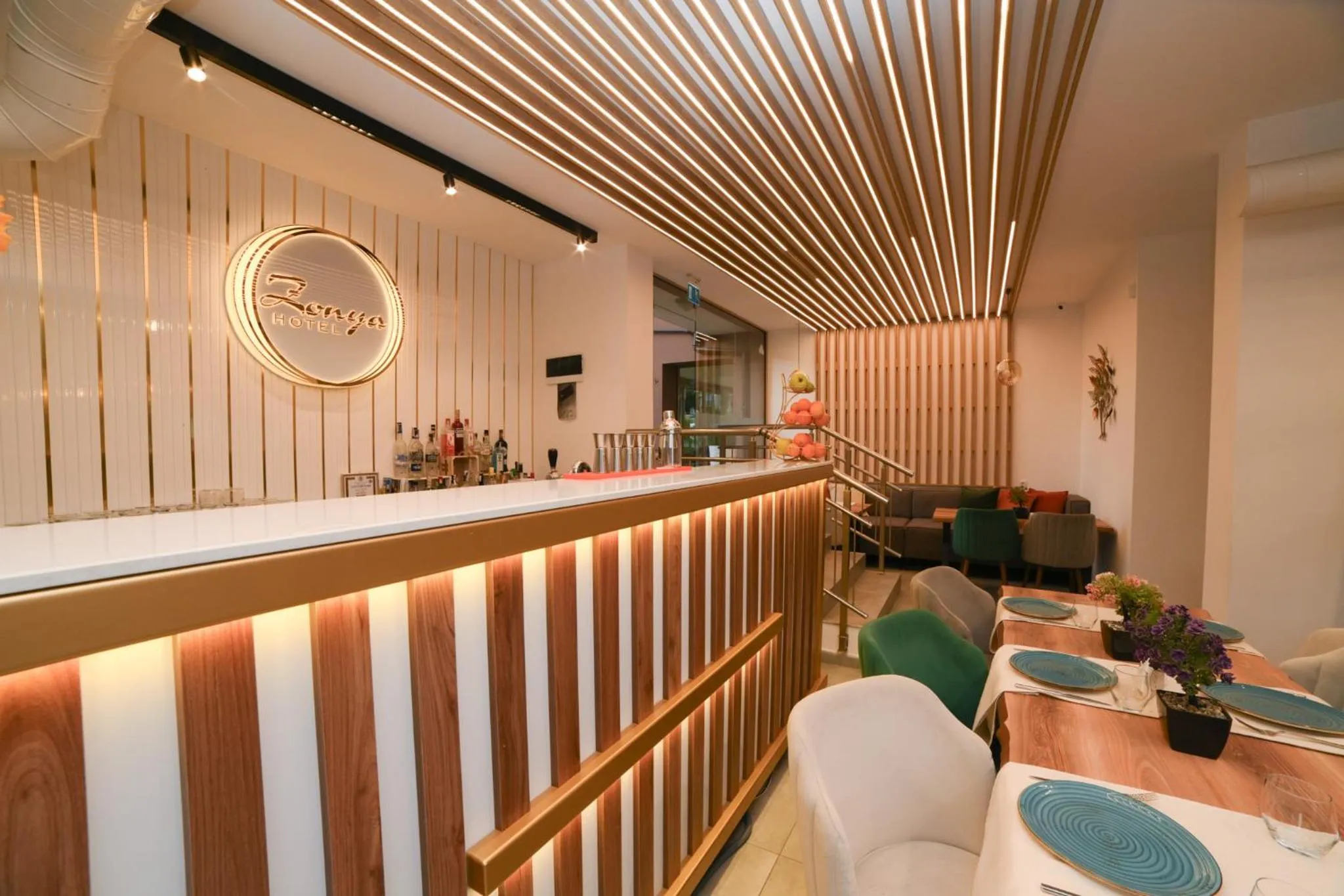 Restaurant/places to eat in Hotel Zonya