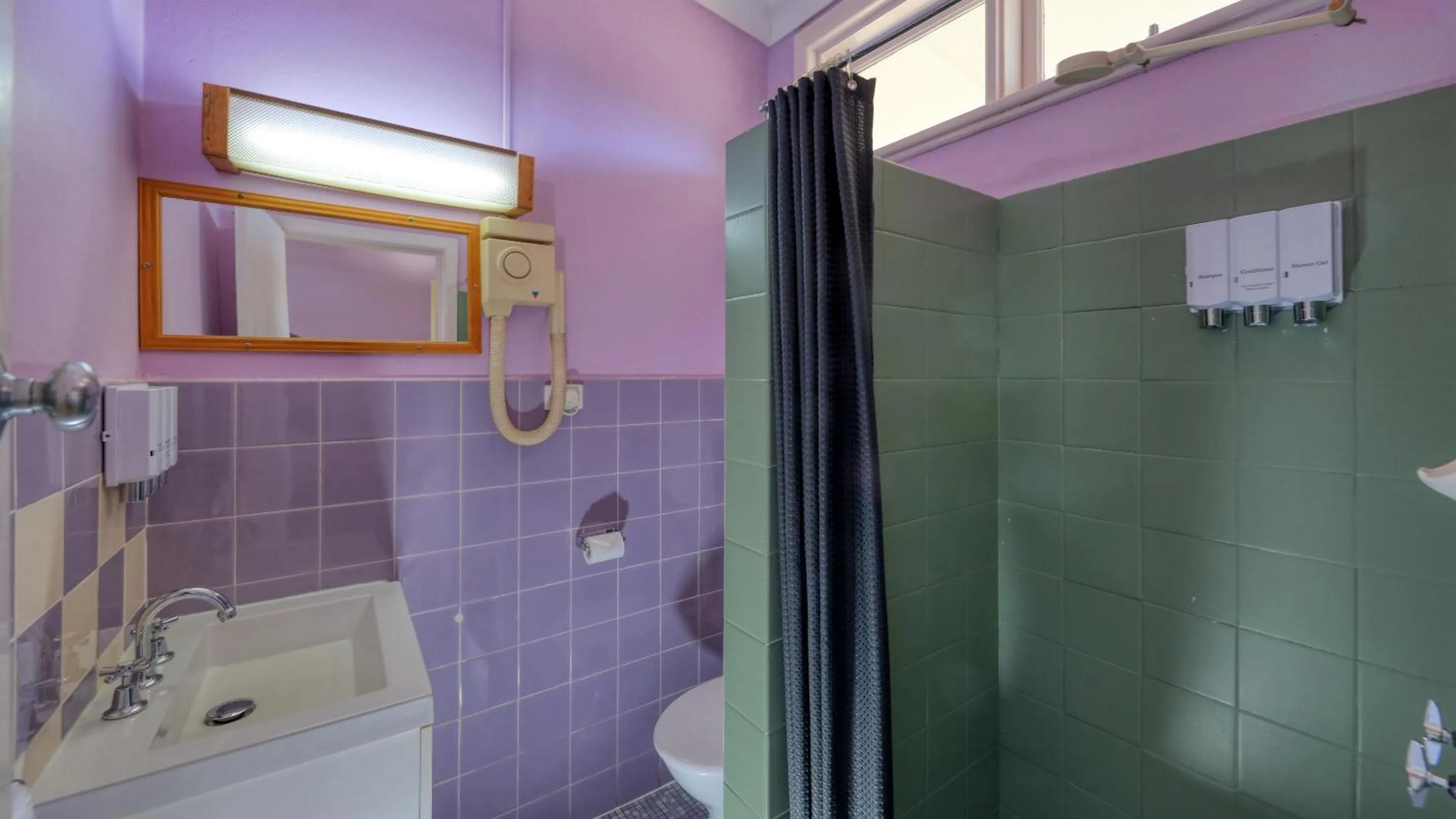 Bathroom in Bushmans Motor Inn