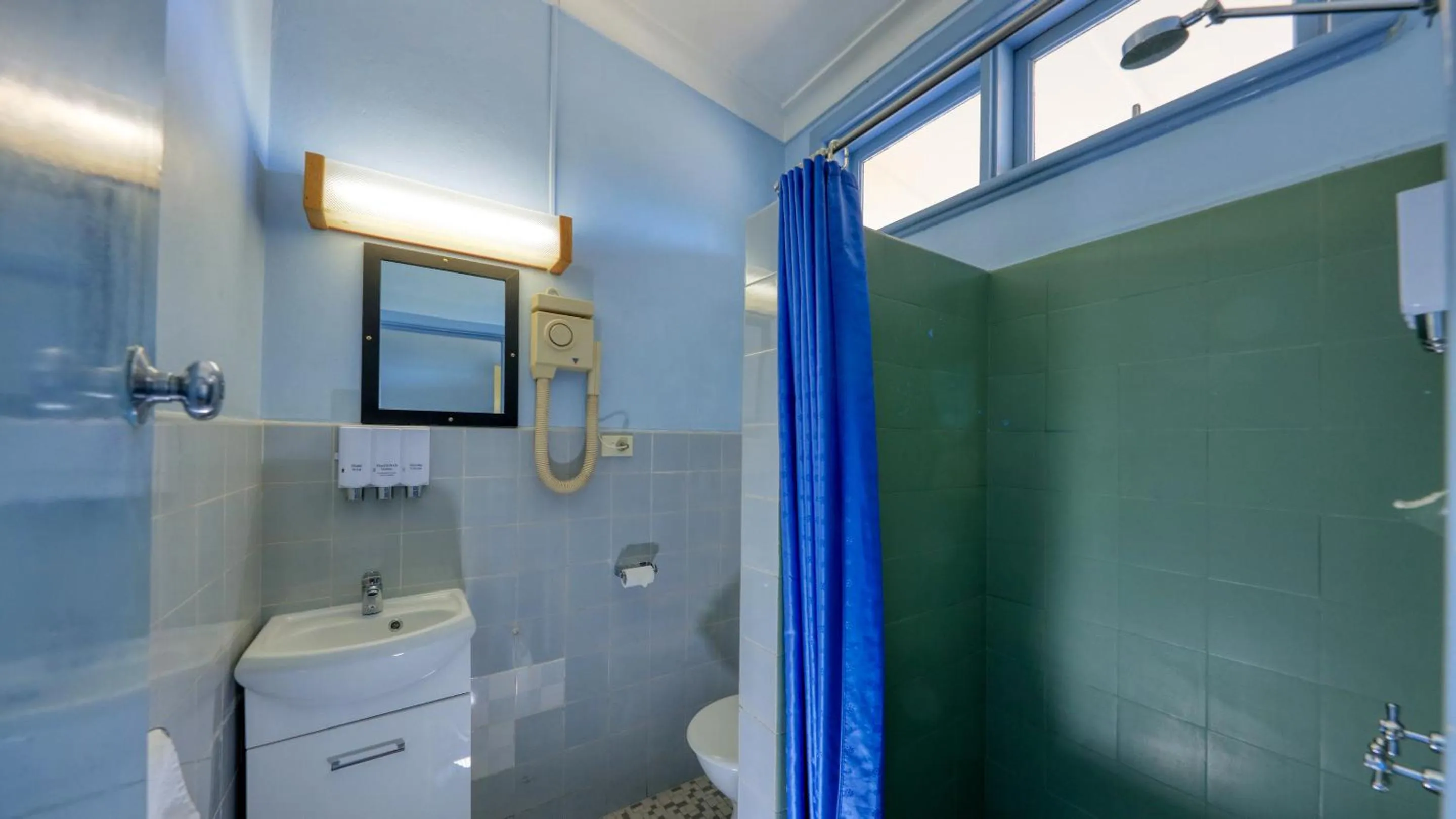 Bathroom in Bushmans Motor Inn