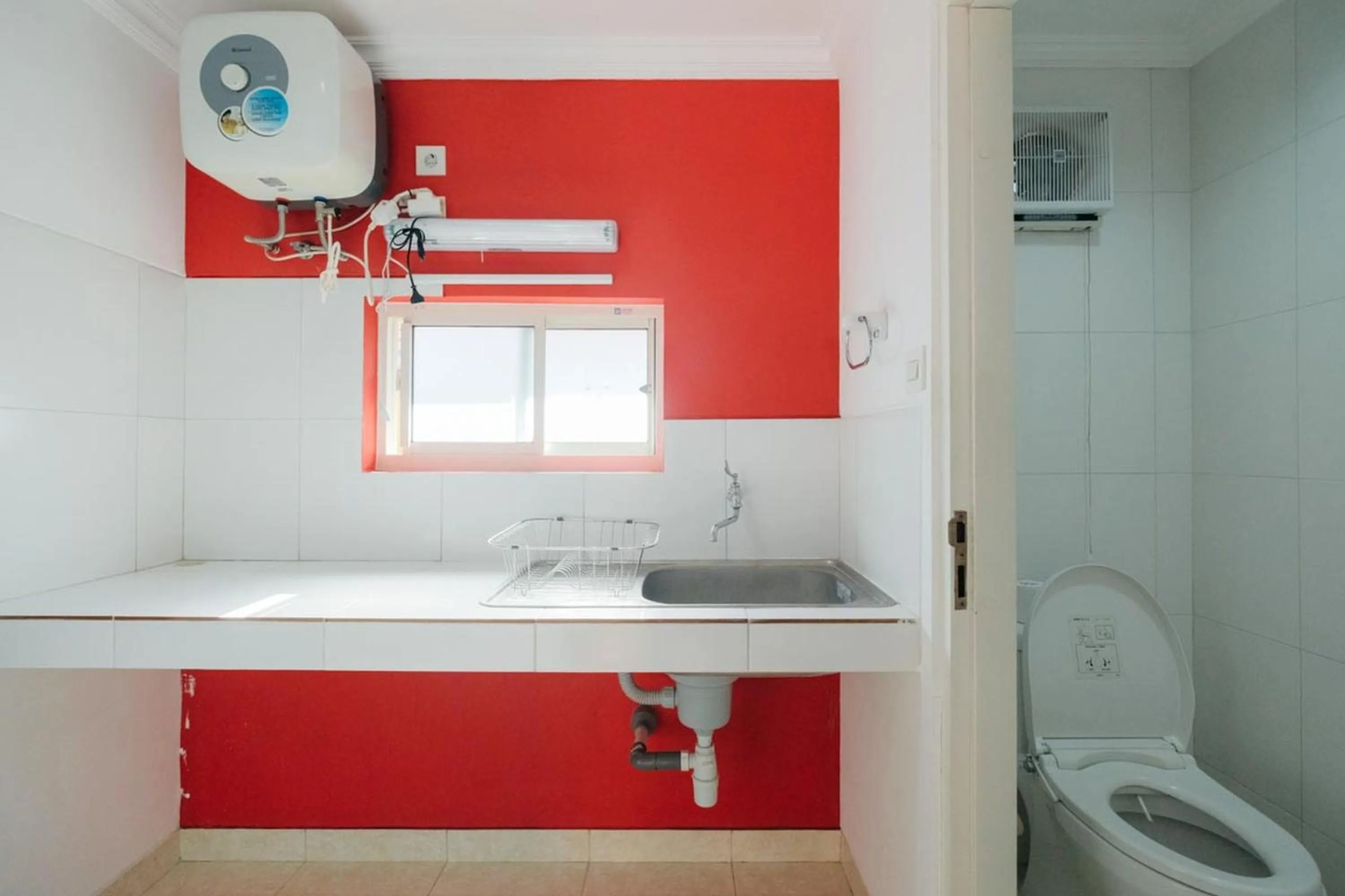 Toilet in RedDoorz at Kawaii Apartment Jimbaran