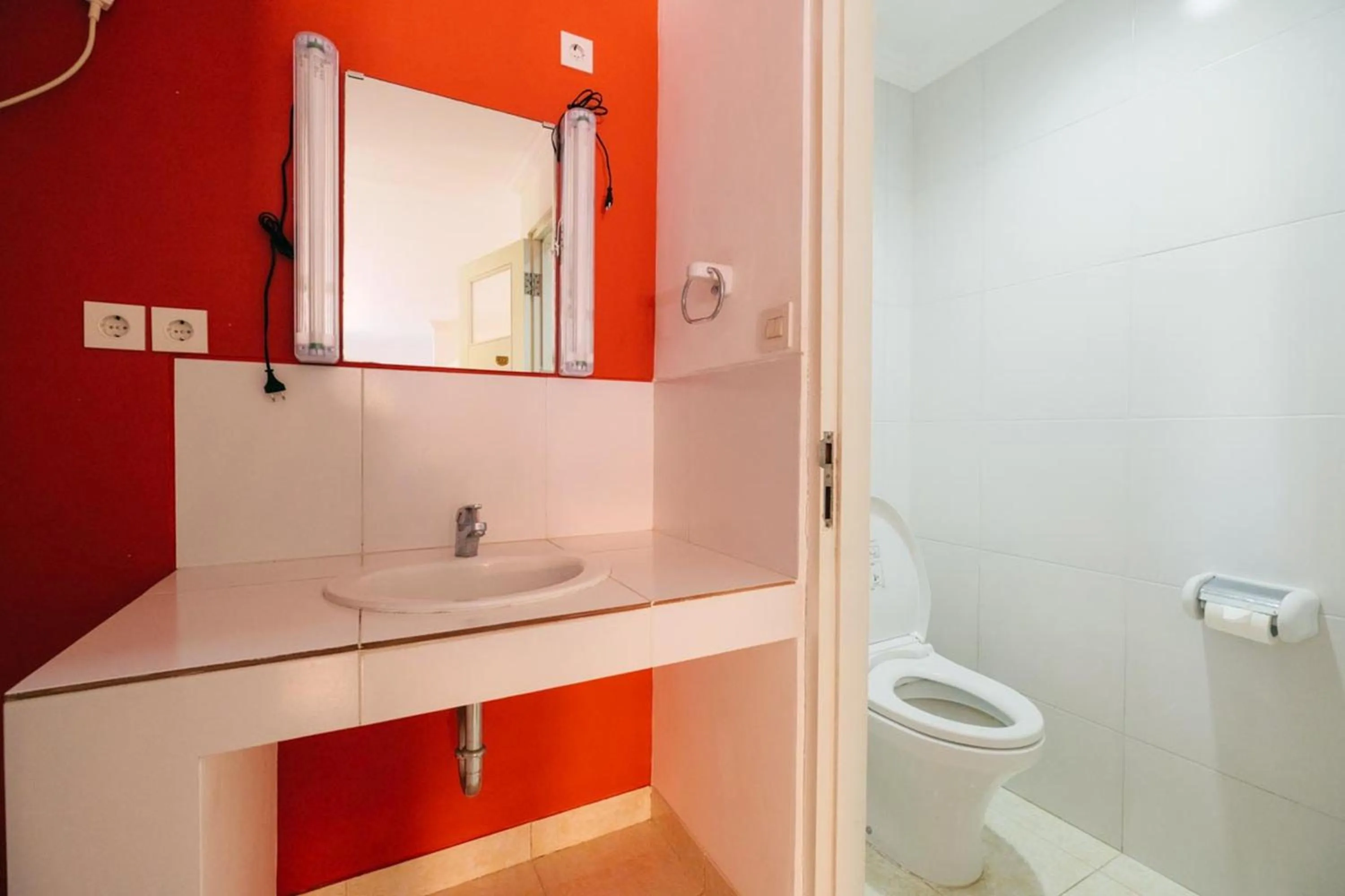 Toilet in RedDoorz at Kawaii Apartment Jimbaran