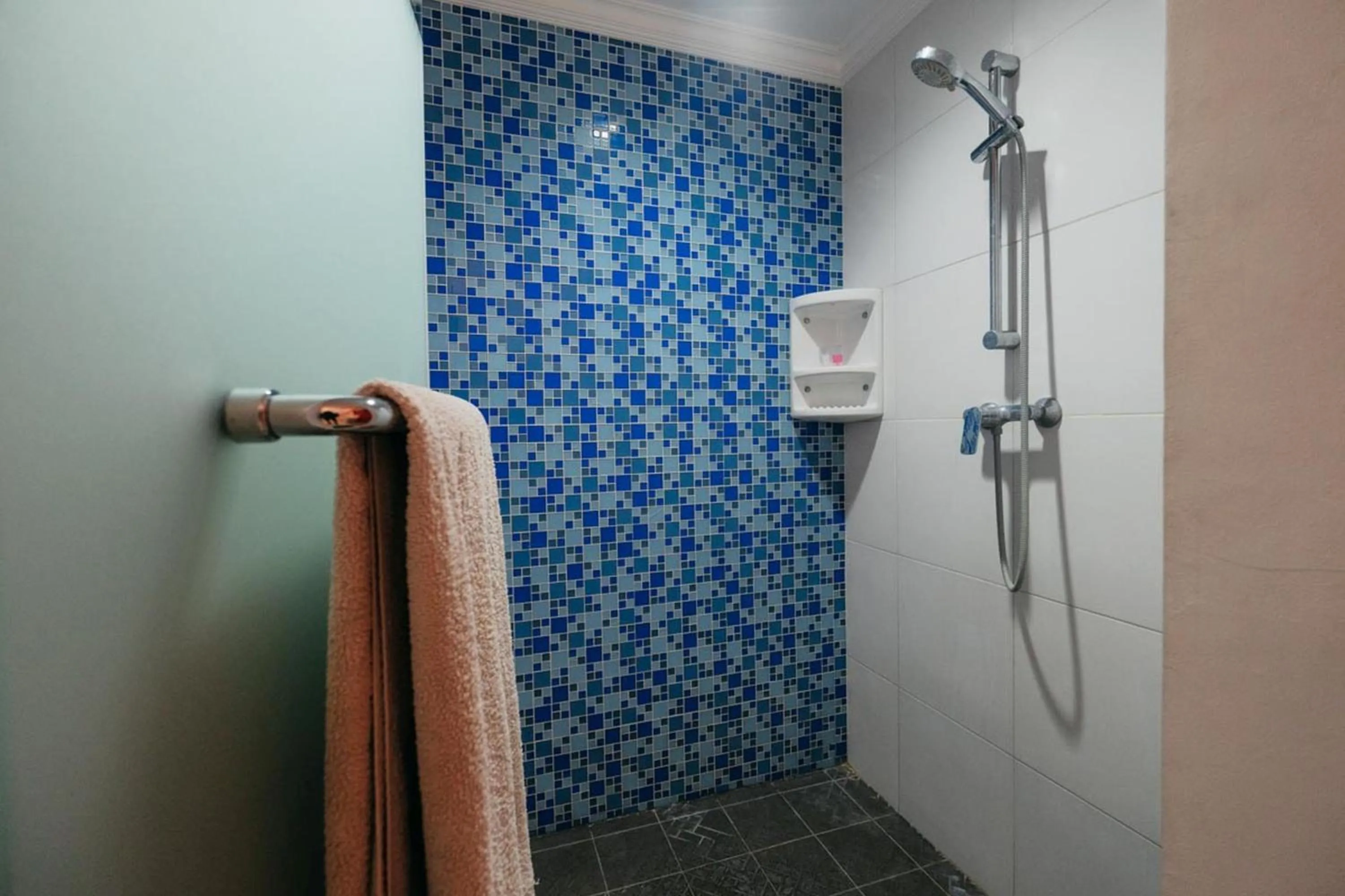 Shower in RedDoorz at Kawaii Apartment Jimbaran