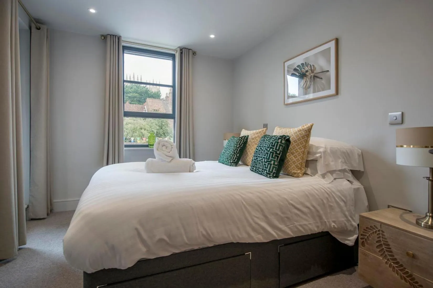 Bedroom, Bed in The Quadrant - The Palm Suite