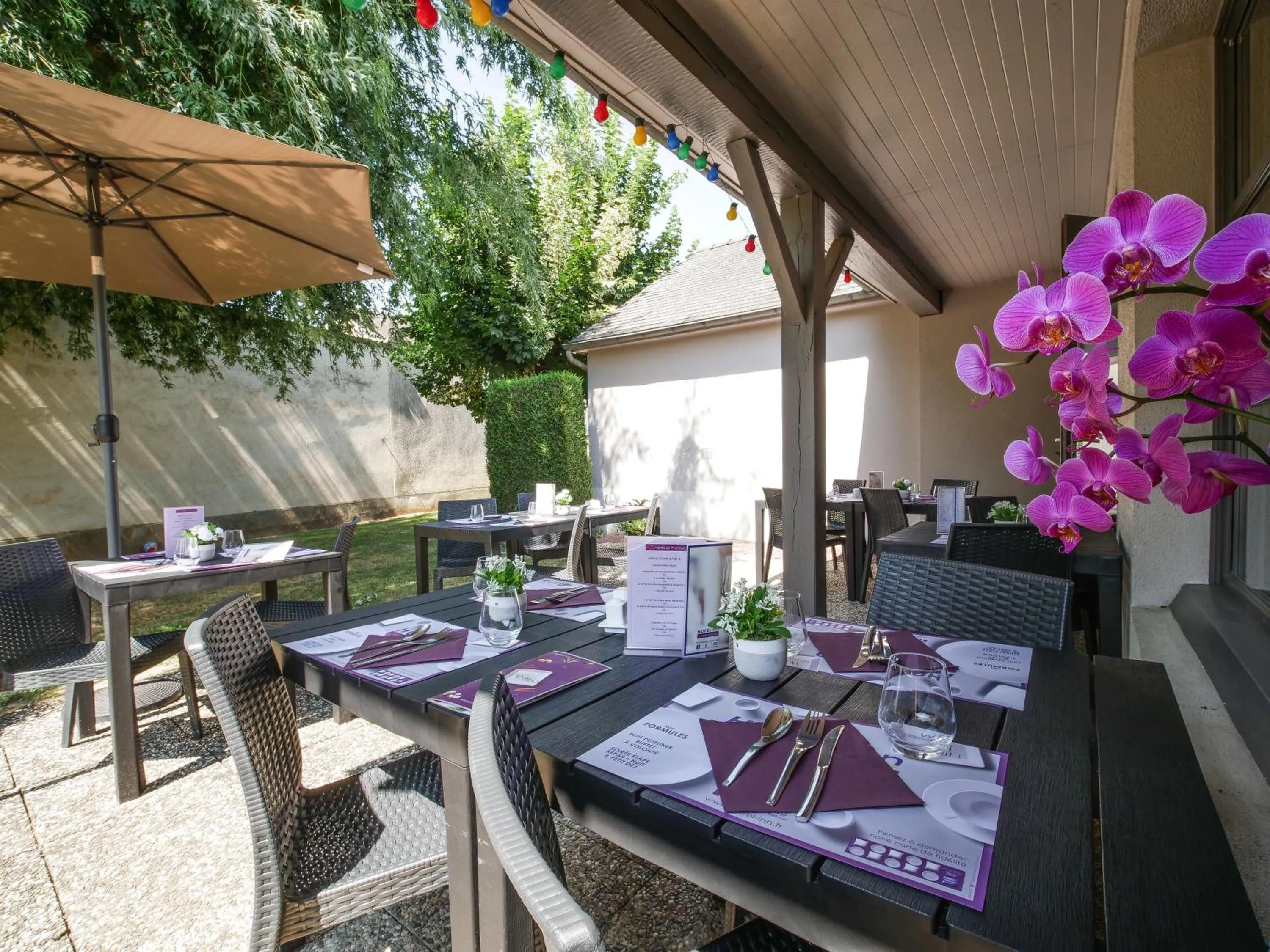 Patio in Hôtel Inn Design Resto Novo Sablé