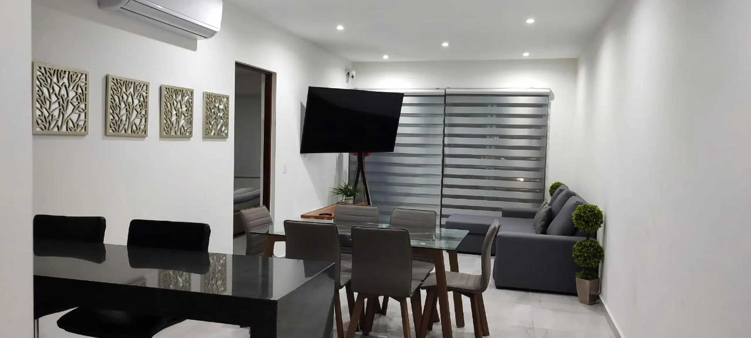 Communal lounge/ TV room in Gorgeous Apartment HOEStel Long Island!