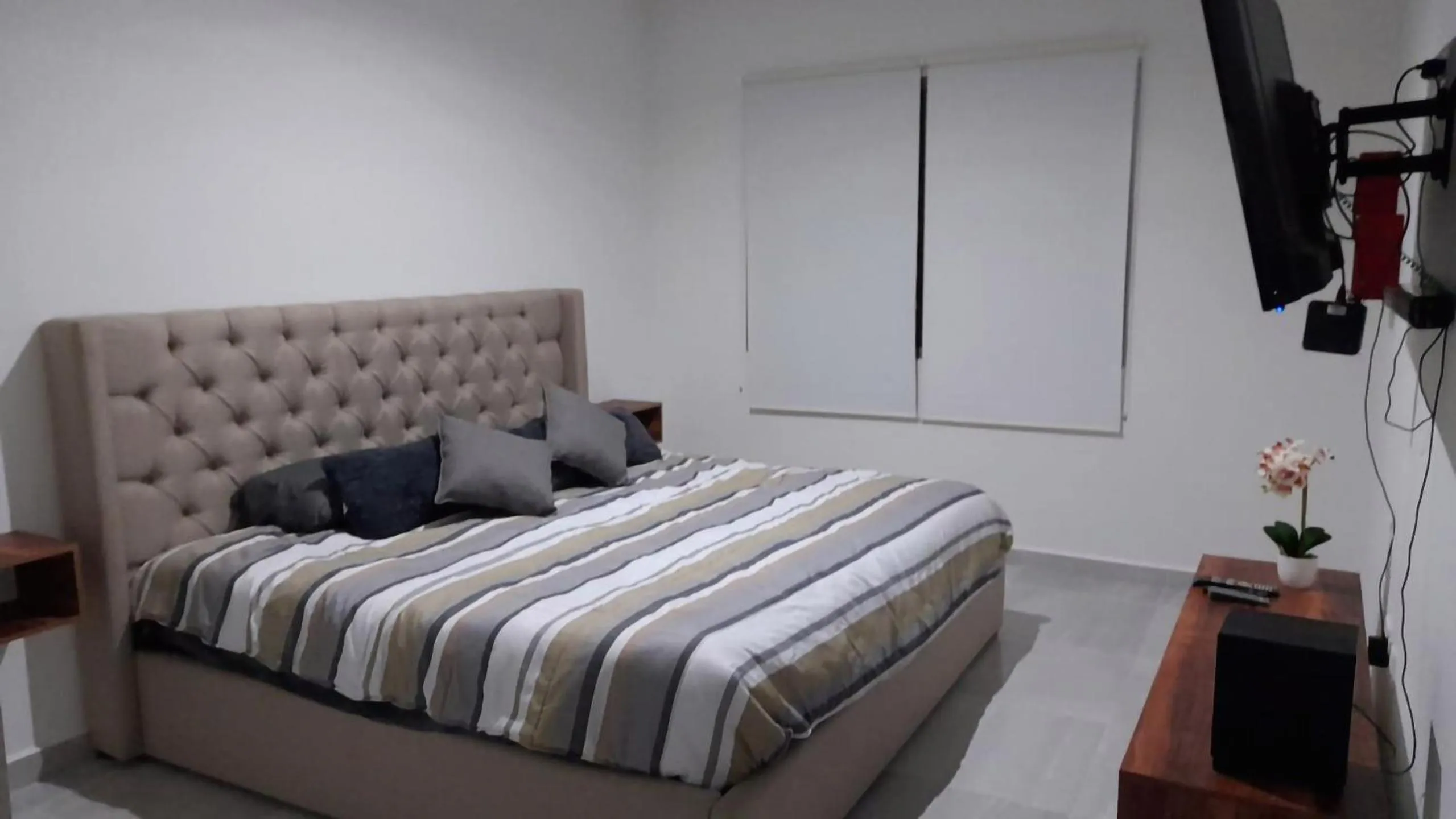 Bed in Gorgeous Apartment HOEStel Long Island!