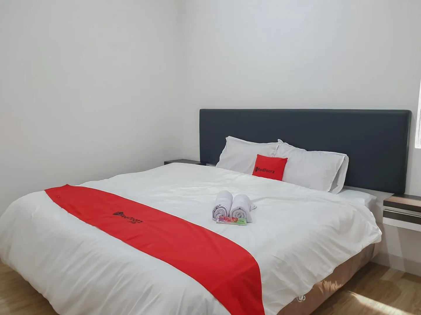 Bedroom, Bed in RedDoorz near Istana Plaza 3