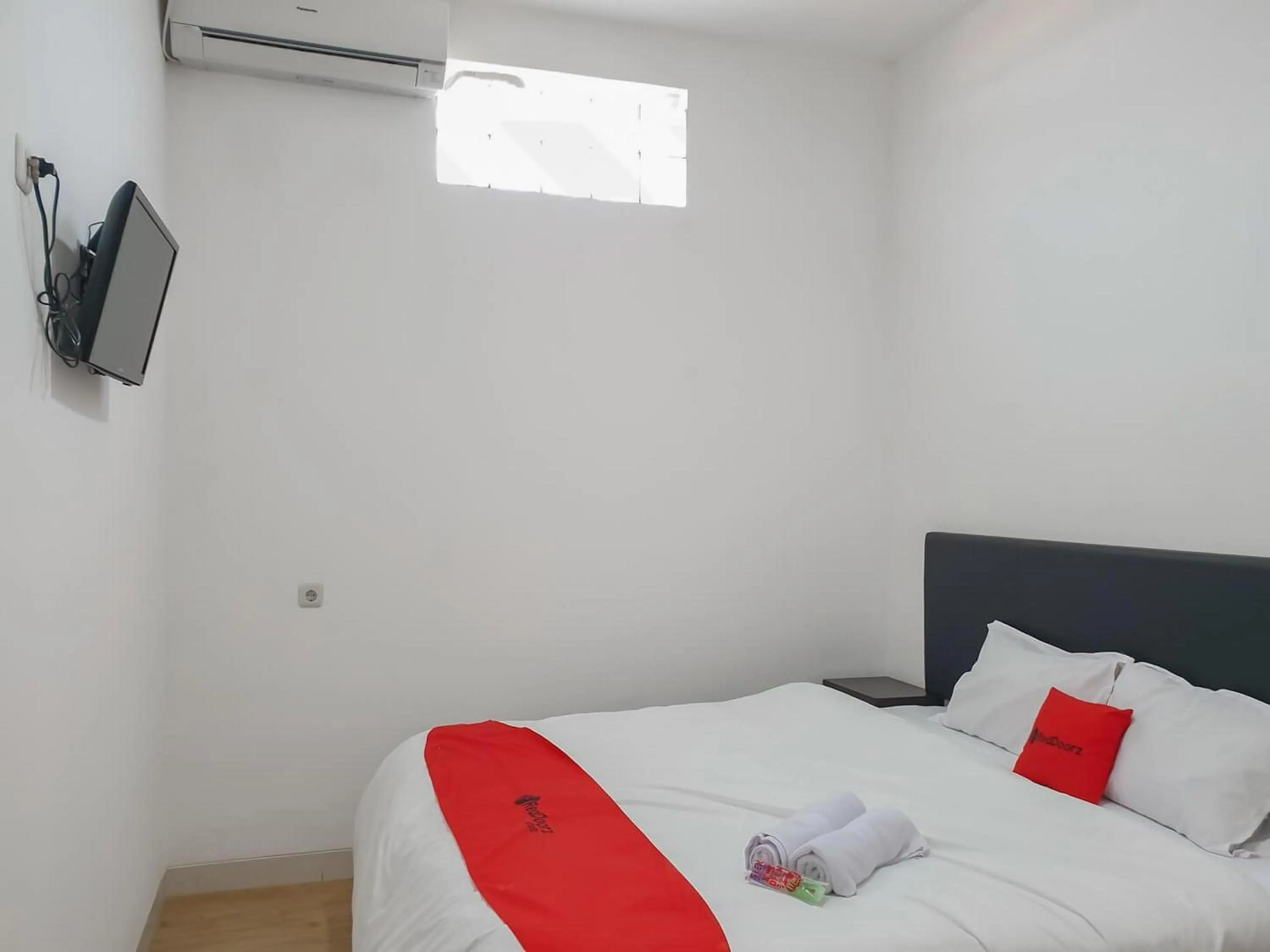 Bedroom, Bed in RedDoorz near Istana Plaza 3
