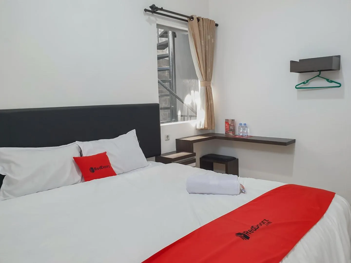 Bedroom, Bed in RedDoorz near Istana Plaza 3