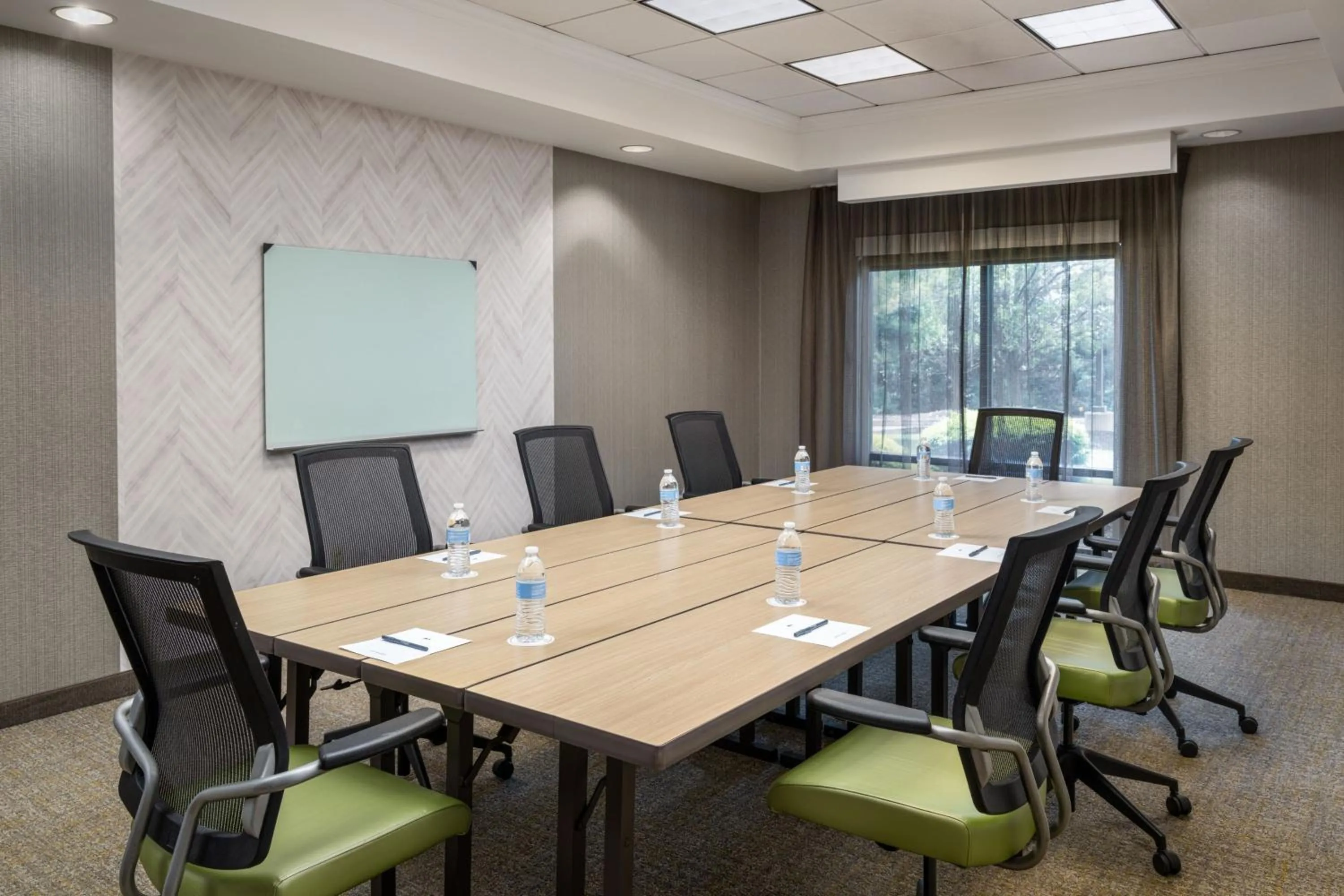 Meeting/conference room in SpringHill Suites by Marriott Newark International Airport