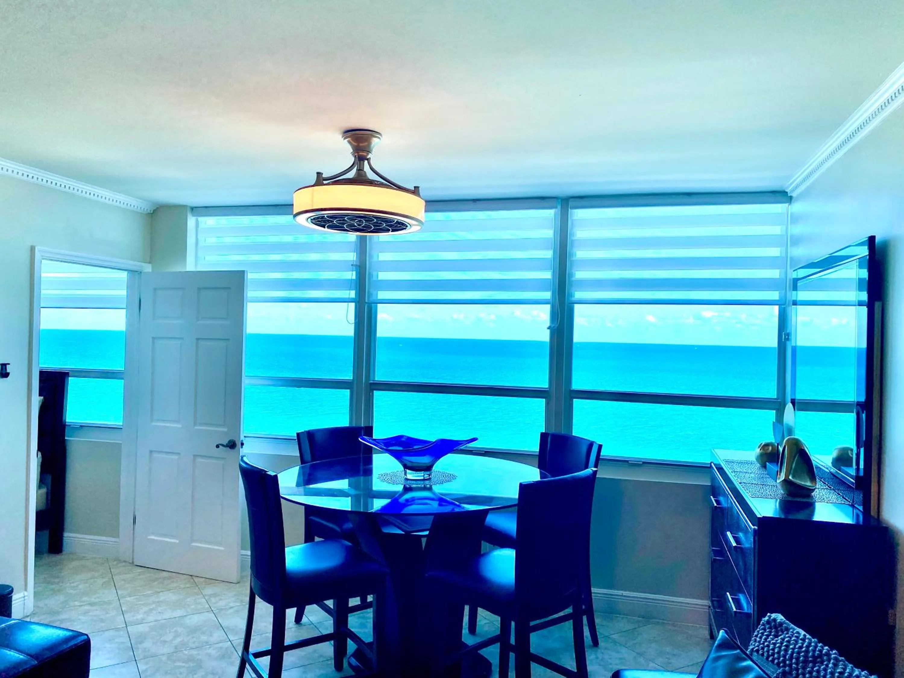 Dining area in Castle Beach Resort Condo - Panoramic Large Penthouse or Deluxe 1 BR Direct Ocean View and beach access- Updated-Free parking-