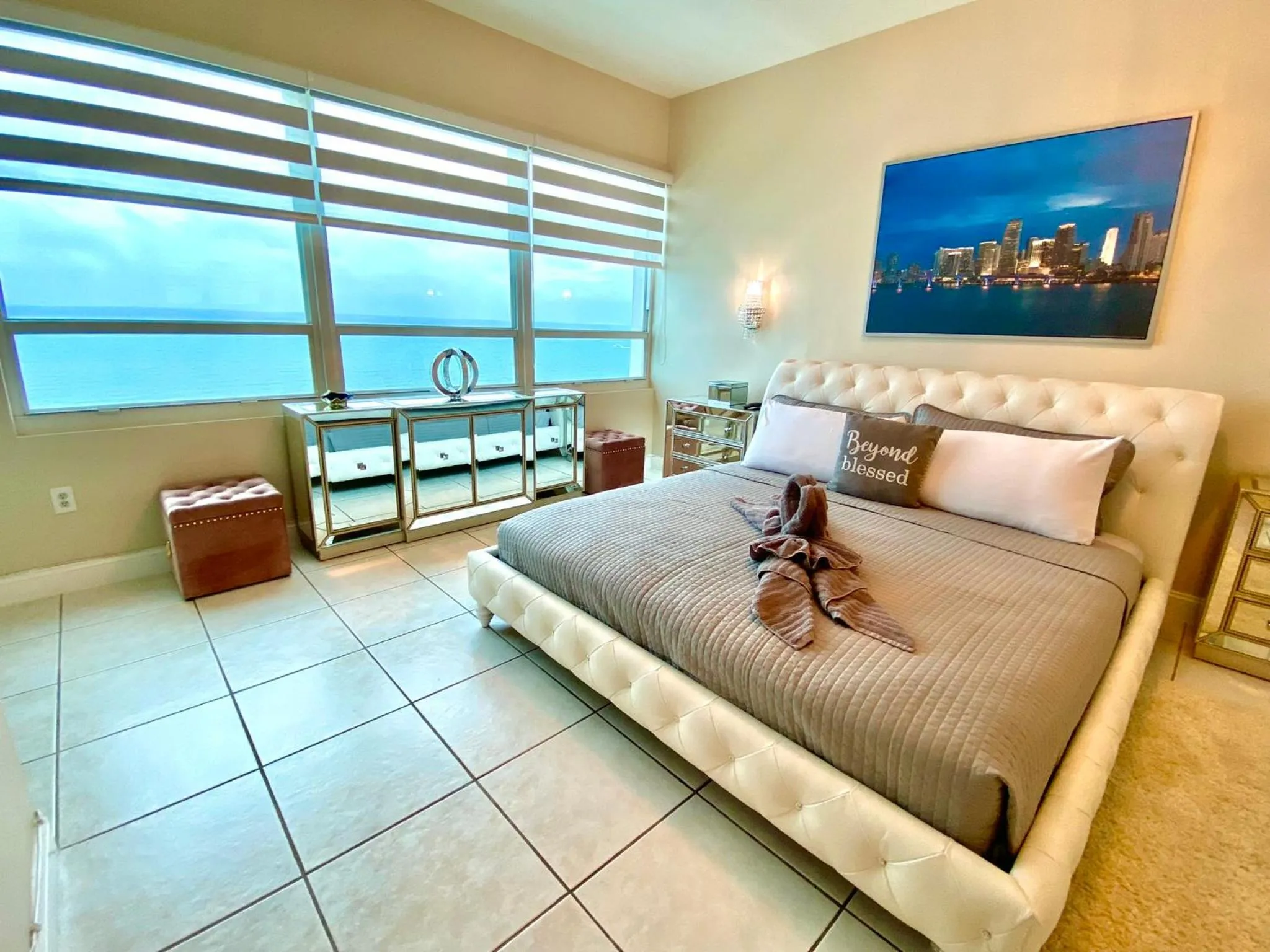 Bed in Castle Beach Resort Condo - Panoramic Large Penthouse or Deluxe 1 BR Direct Ocean View and beach access- Updated-Free parking-