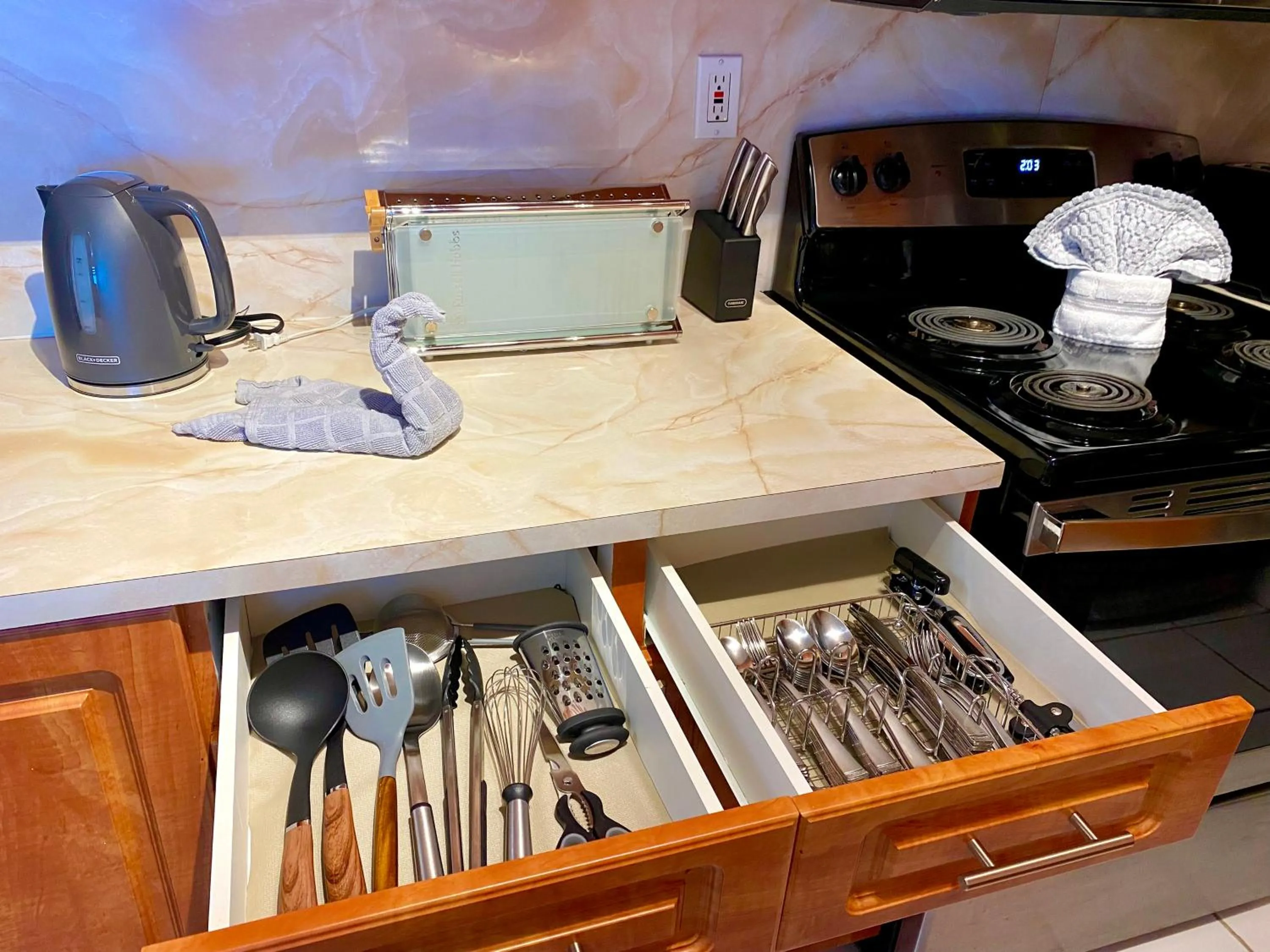 kitchen in Castle Beach Resort Condo - Panoramic Large Penthouse or Deluxe 1 BR Direct Ocean View and beach access- Updated-Free parking-