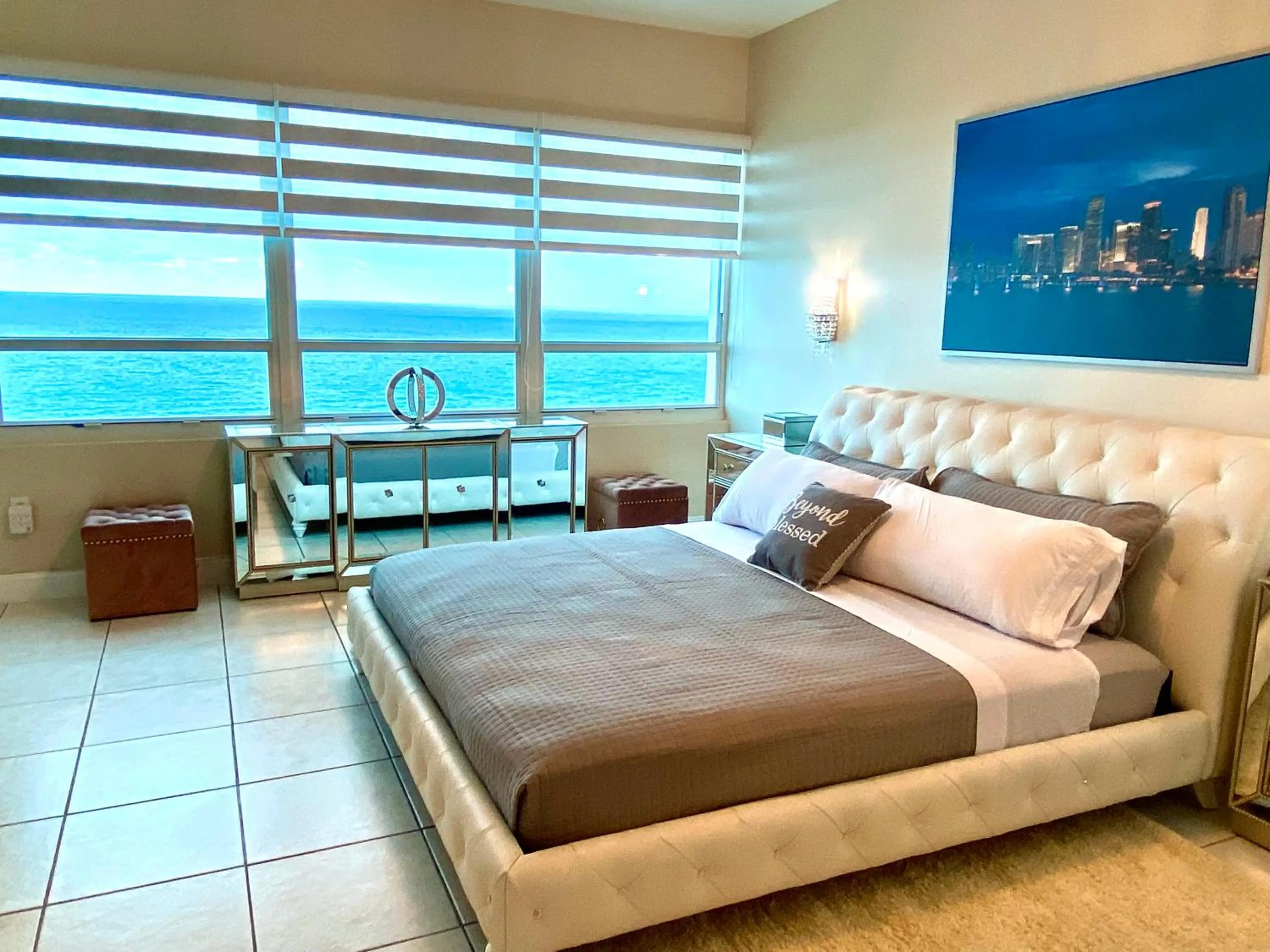 Bed in Castle Beach Resort Condo - Panoramic Large Penthouse or Deluxe 1 BR Direct Ocean View and beach access- Updated-Free parking-