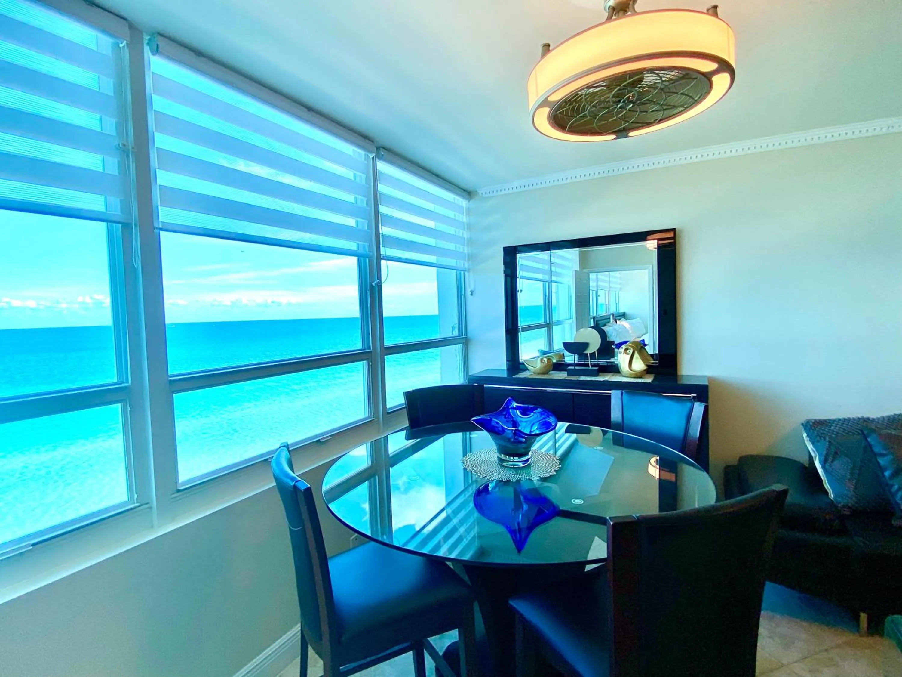 Dining area in Castle Beach Resort Condo - Panoramic Large Penthouse or Deluxe 1 BR Direct Ocean View and beach access- Updated-Free parking-