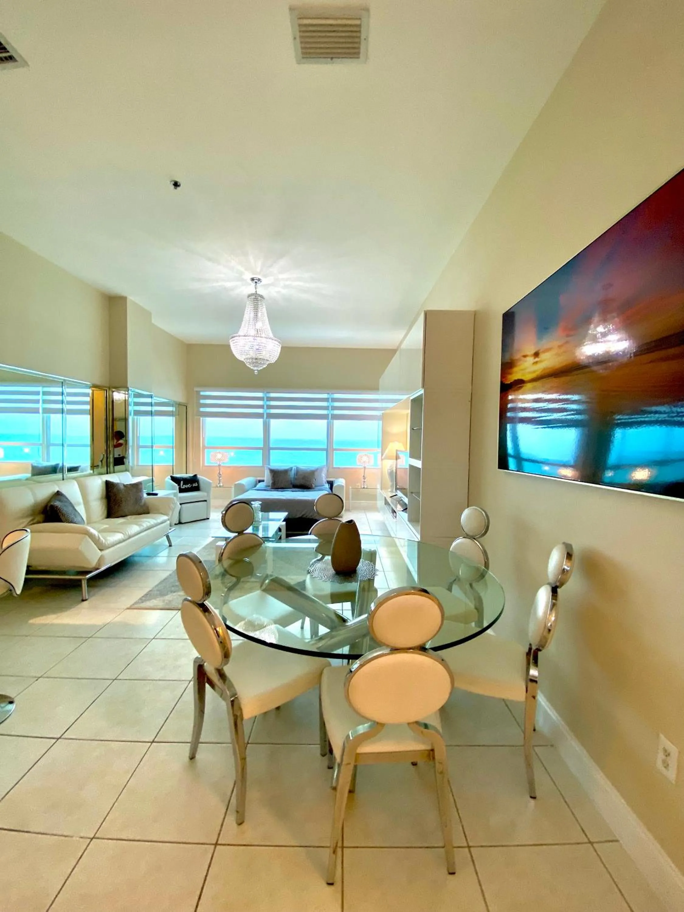 Dining area in Castle Beach Resort Condo - Panoramic Large Penthouse or Deluxe 1 BR Direct Ocean View and beach access- Updated-Free parking-
