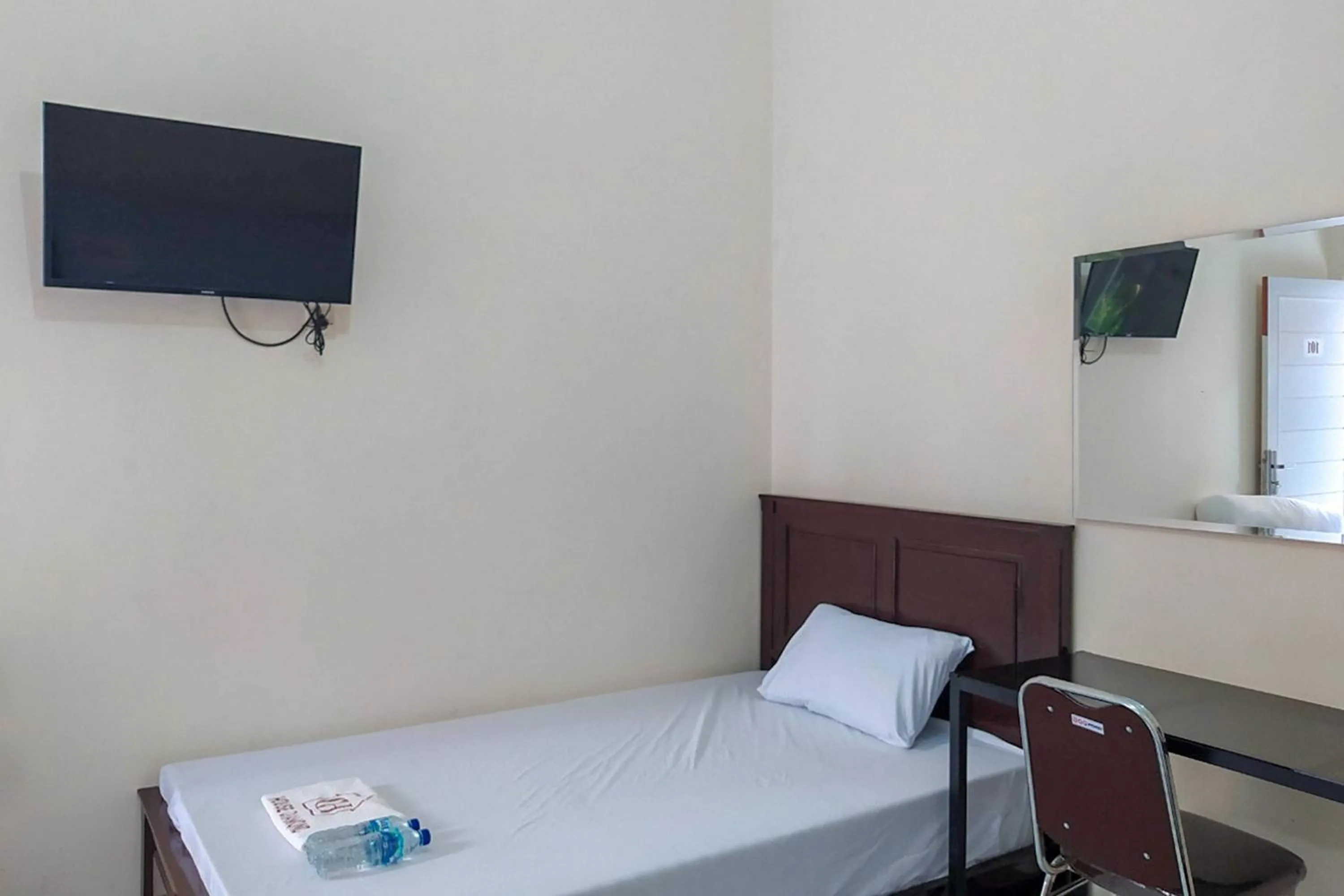 Bed in RedDoorz Syariah near Exit Tol Pemalang