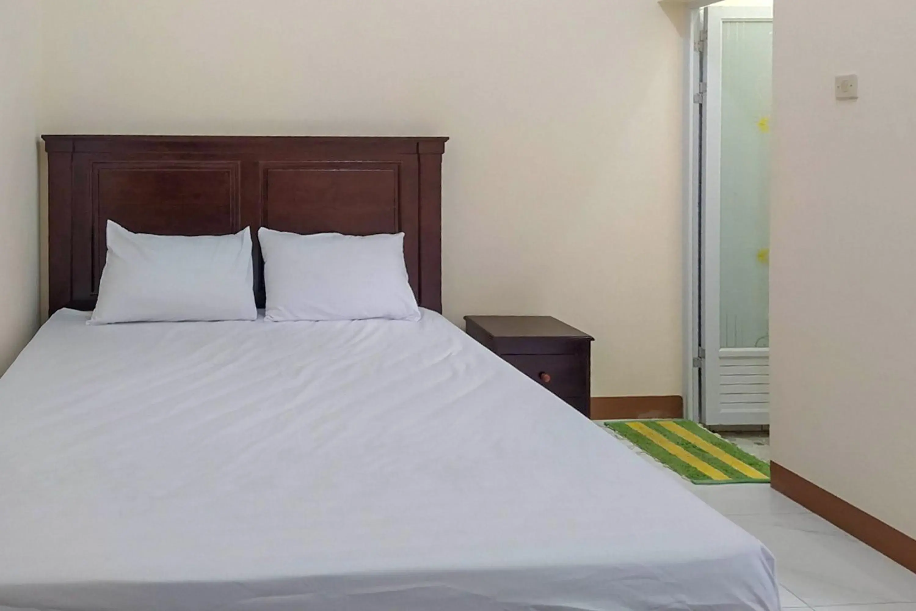 Bed in RedDoorz Syariah near Exit Tol Pemalang Bed in RedDoorz Syariah near Exit Tol Pemalang