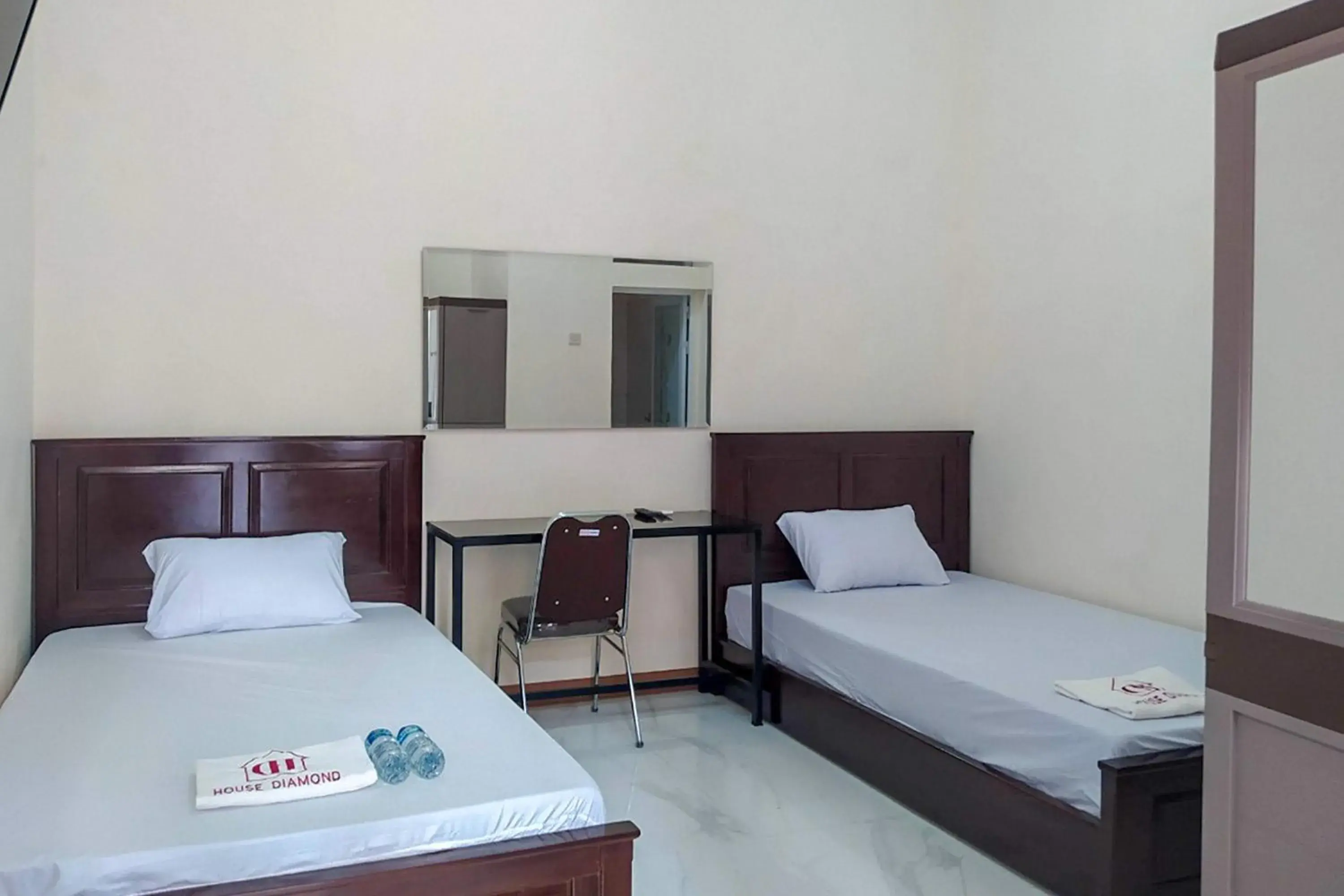 Bed in RedDoorz Syariah near Exit Tol Pemalang Bed in RedDoorz Syariah near Exit Tol Pemalang