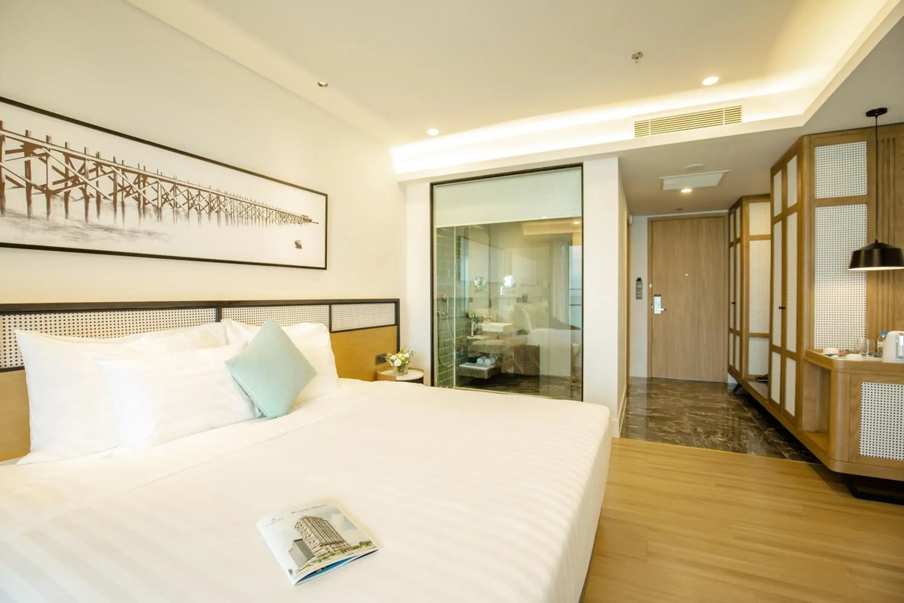 Deluxe Double Room with Balcony and Sea View in FLC City Hotel Beach Quy Nhon Deluxe Double Room with Balcony and Sea View in FLC City Hotel Beach Quy Nhon