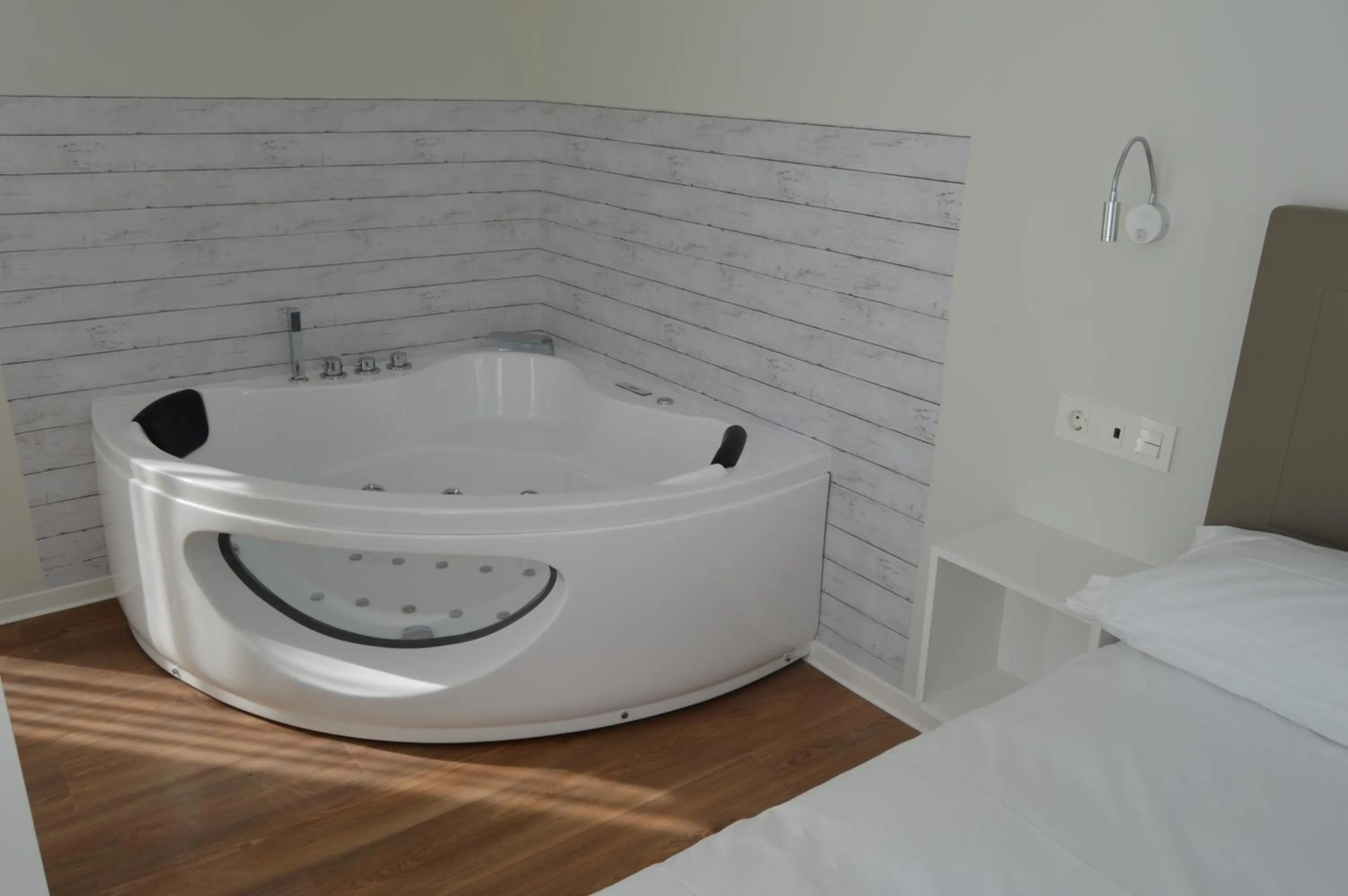 Hot Tub, Bed in Apartamentos el Beyu