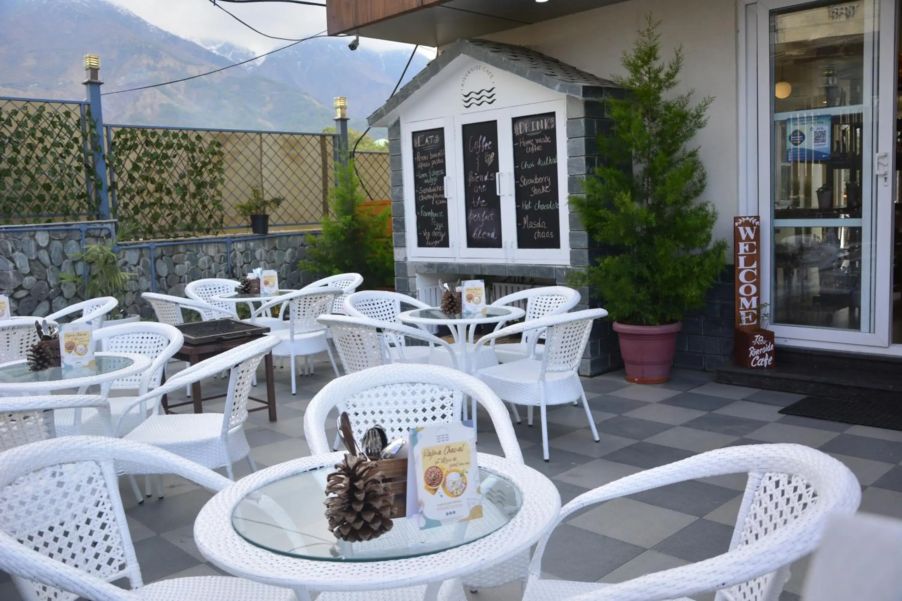 Restaurant/places to eat in SERENE SUITES Restaurant/places to eat in SERENE SUITES