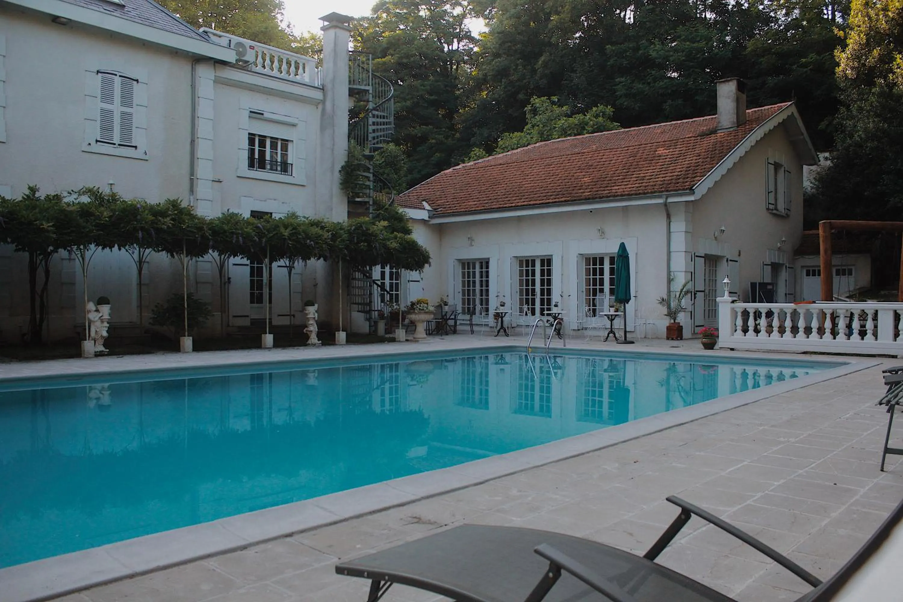 Swimming pool in Logis Vélès