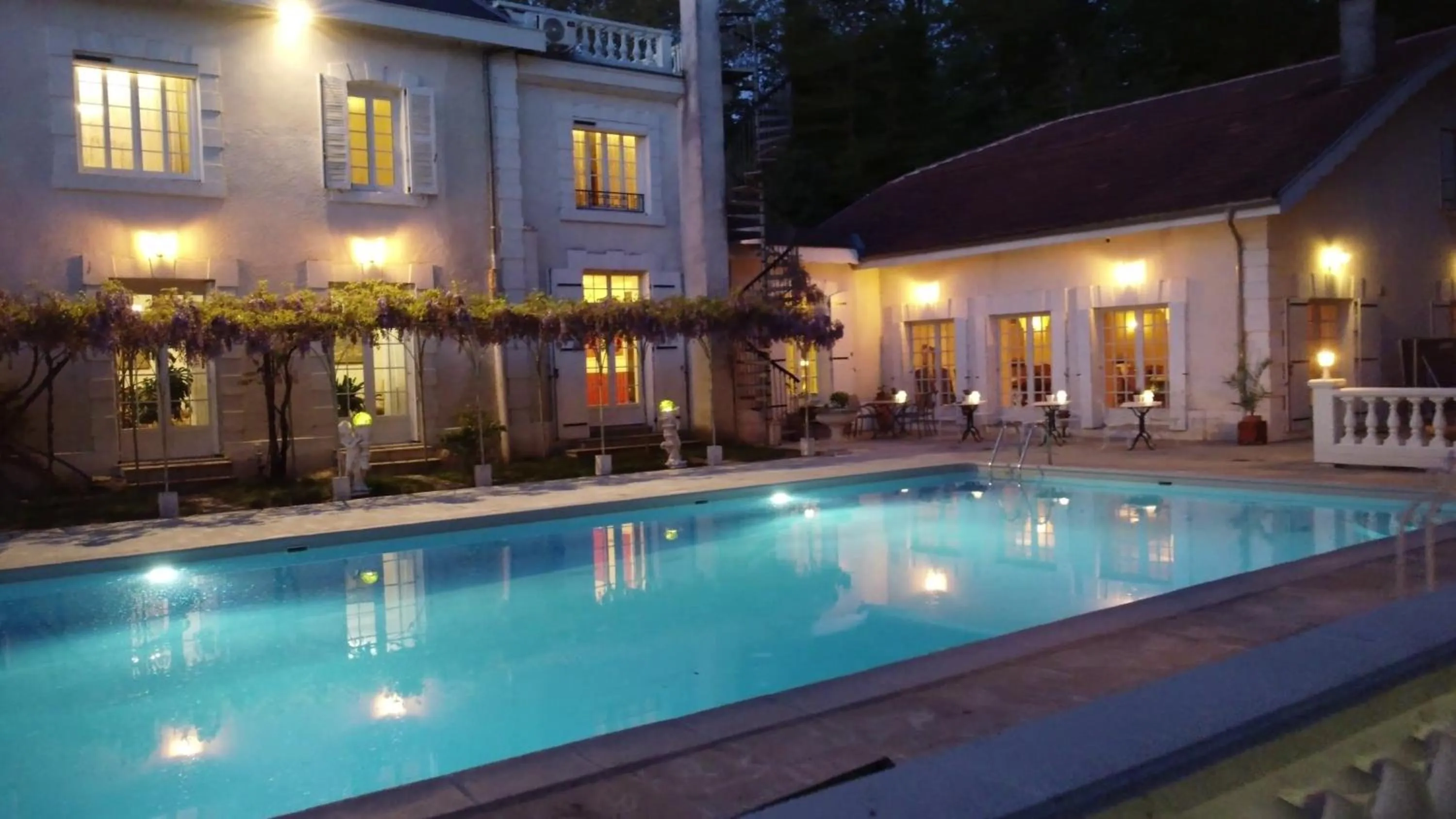 Swimming pool in Logis Vélès