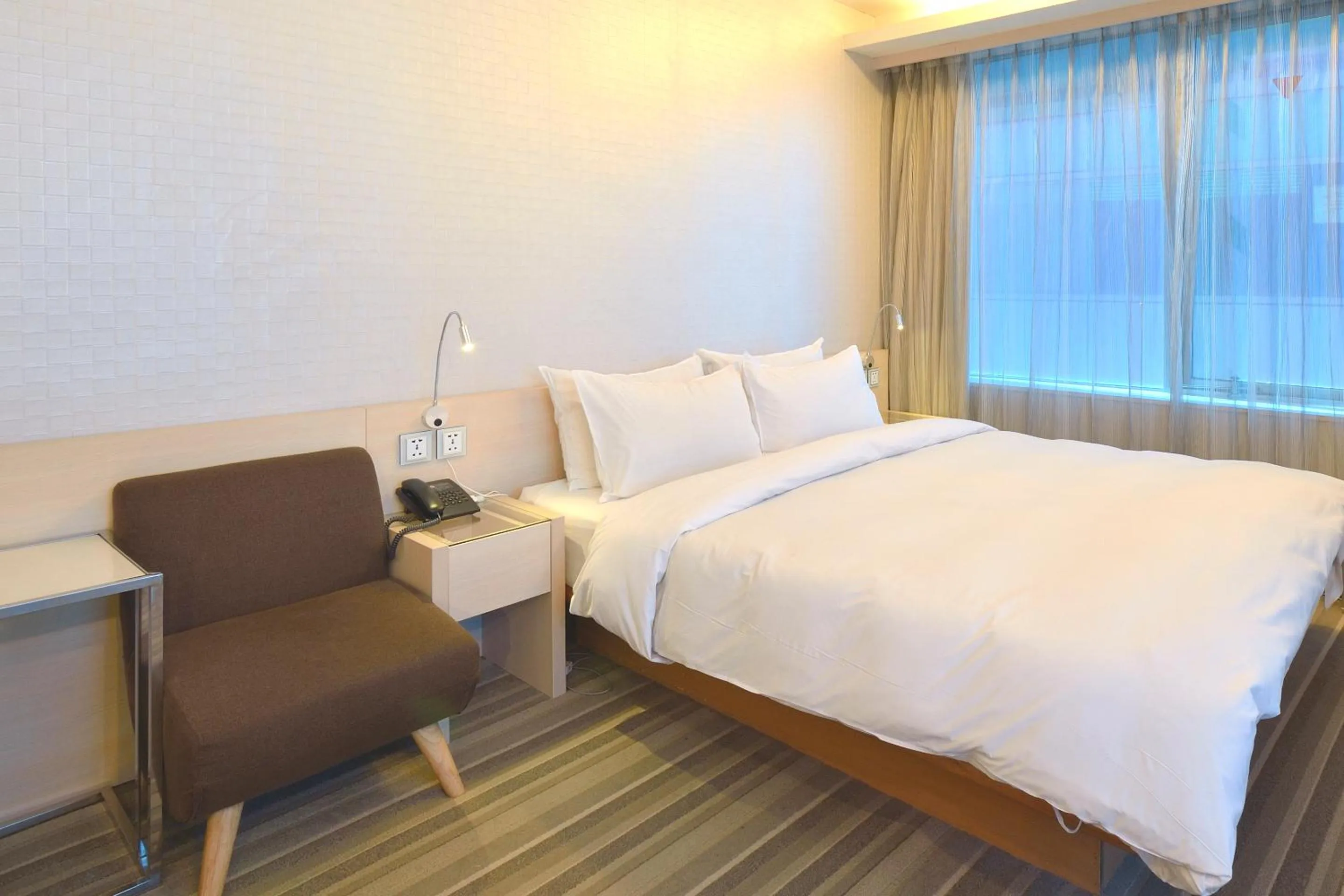 Photo of the whole room, Bed in Yomi Hotel - ShuangLian MRT