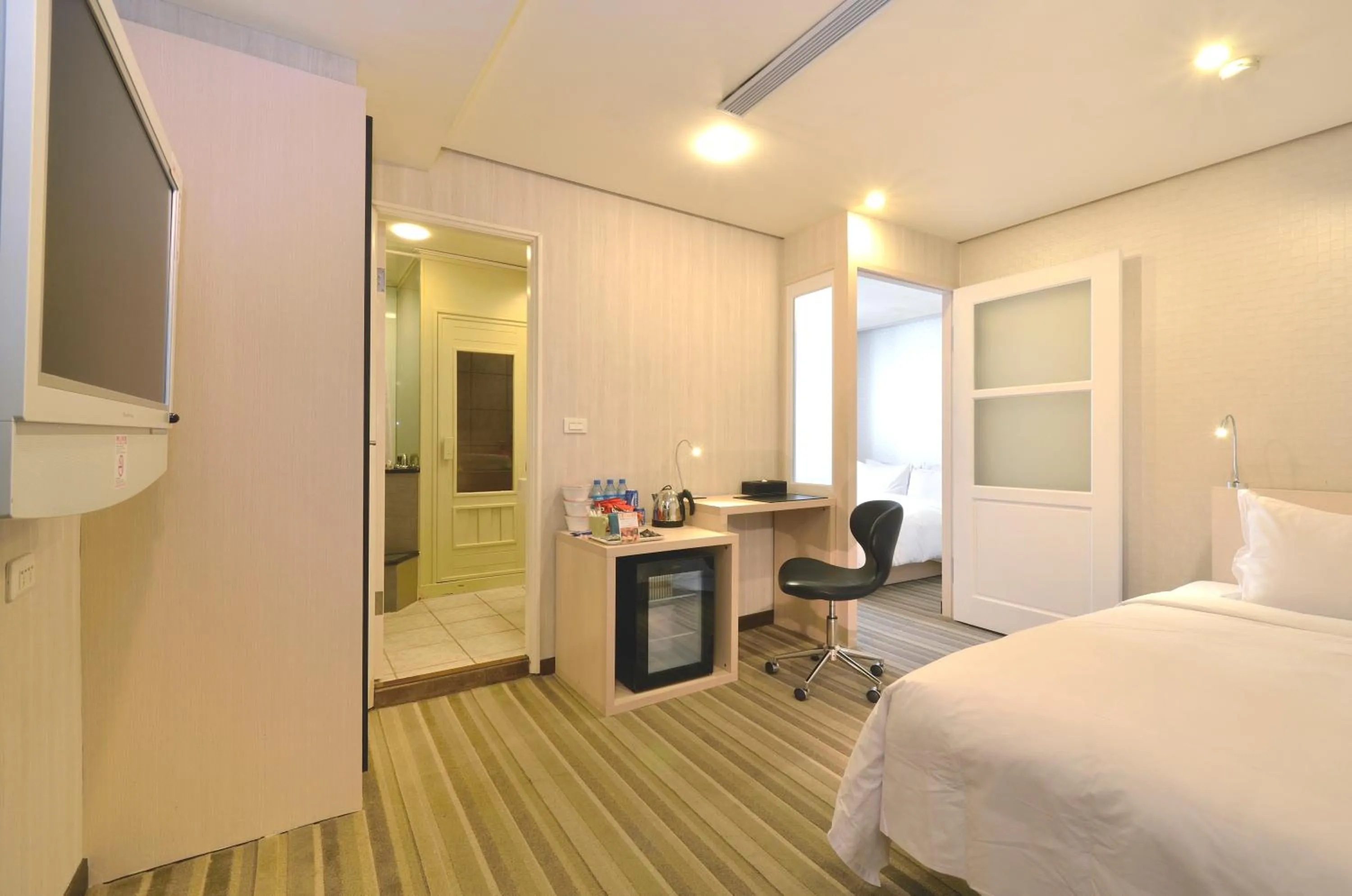 Photo of the whole room, Bed in Yomi Hotel - ShuangLian MRT