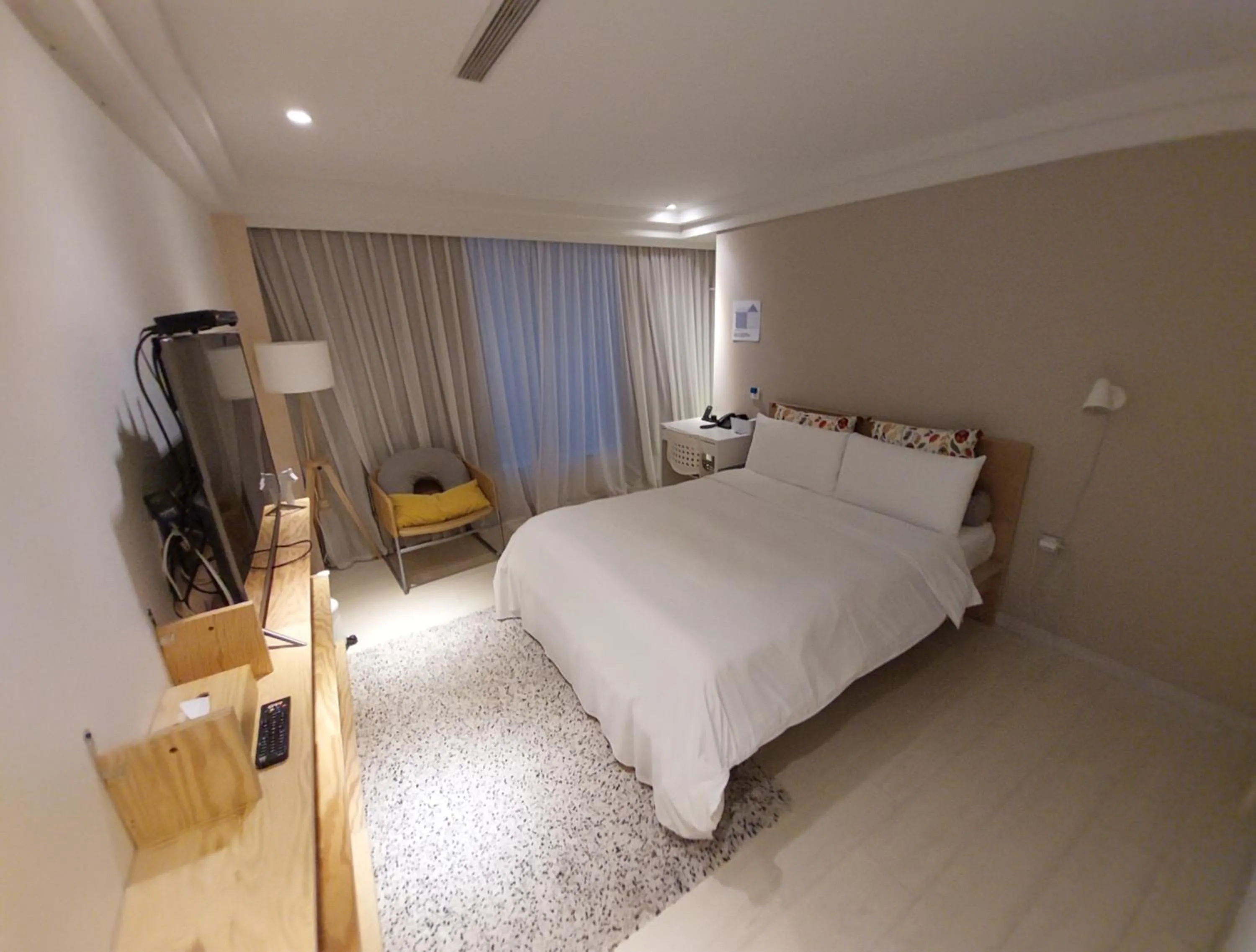 On site, Bed in Yomi Hotel - ShuangLian MRT