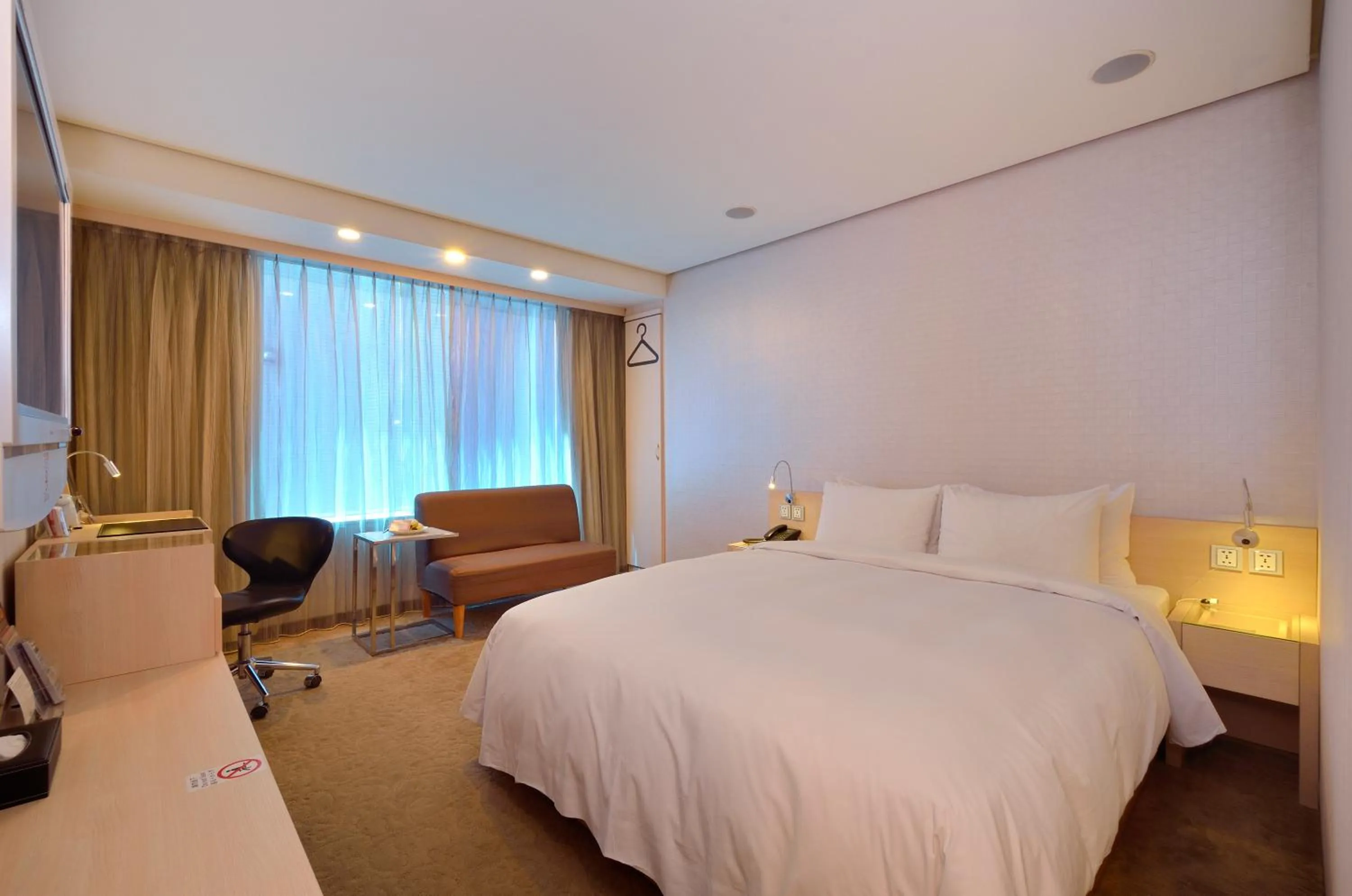 Photo of the whole room, Bed in Yomi Hotel - ShuangLian MRT