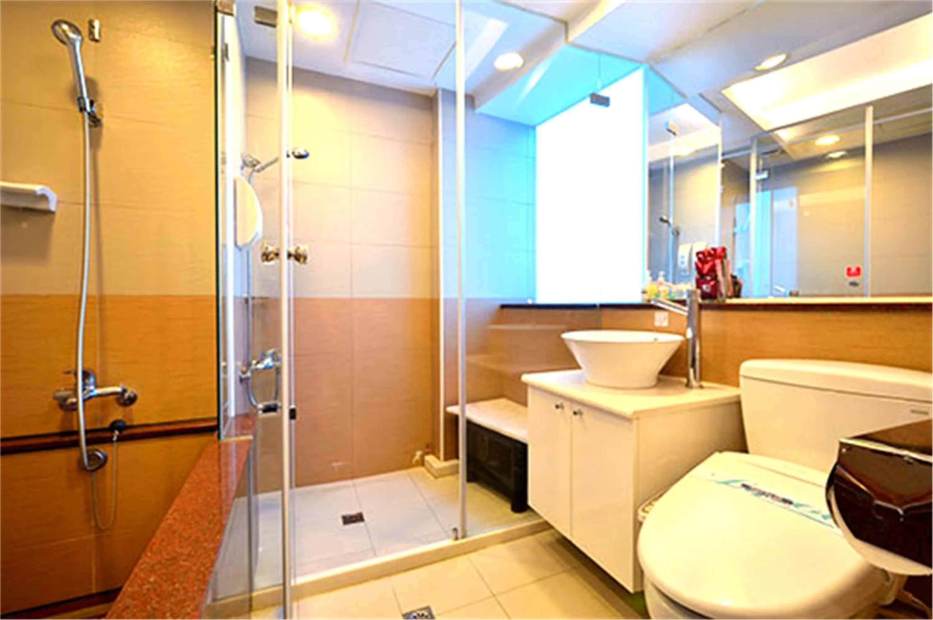 Toilet in Yomi Hotel - ShuangLian MRT