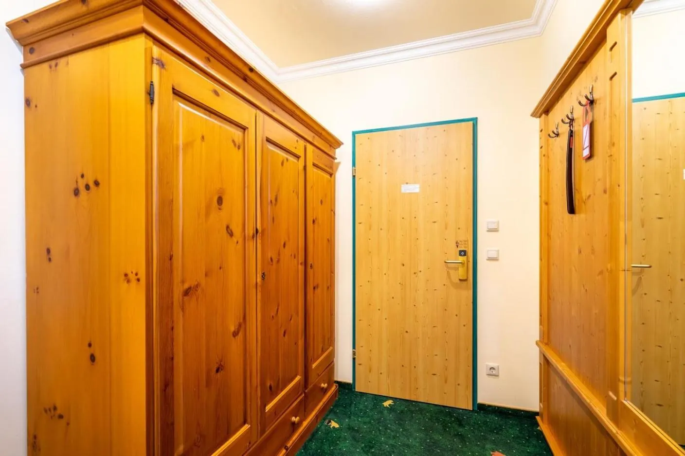 wardrobe in Hotel Zum Schwarzen Bären